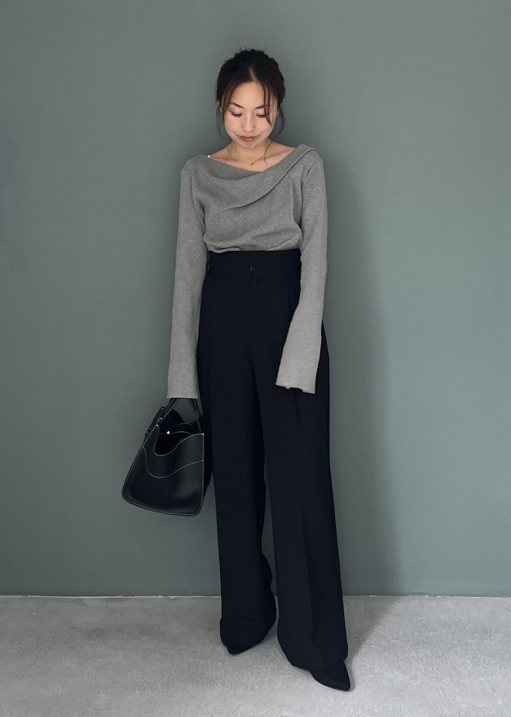 グレー系のニット/セーター、ブラック系のその他パンツ、ブラック系のトートバッグを着用したレディースの秋コーディネートの7枚目の写真