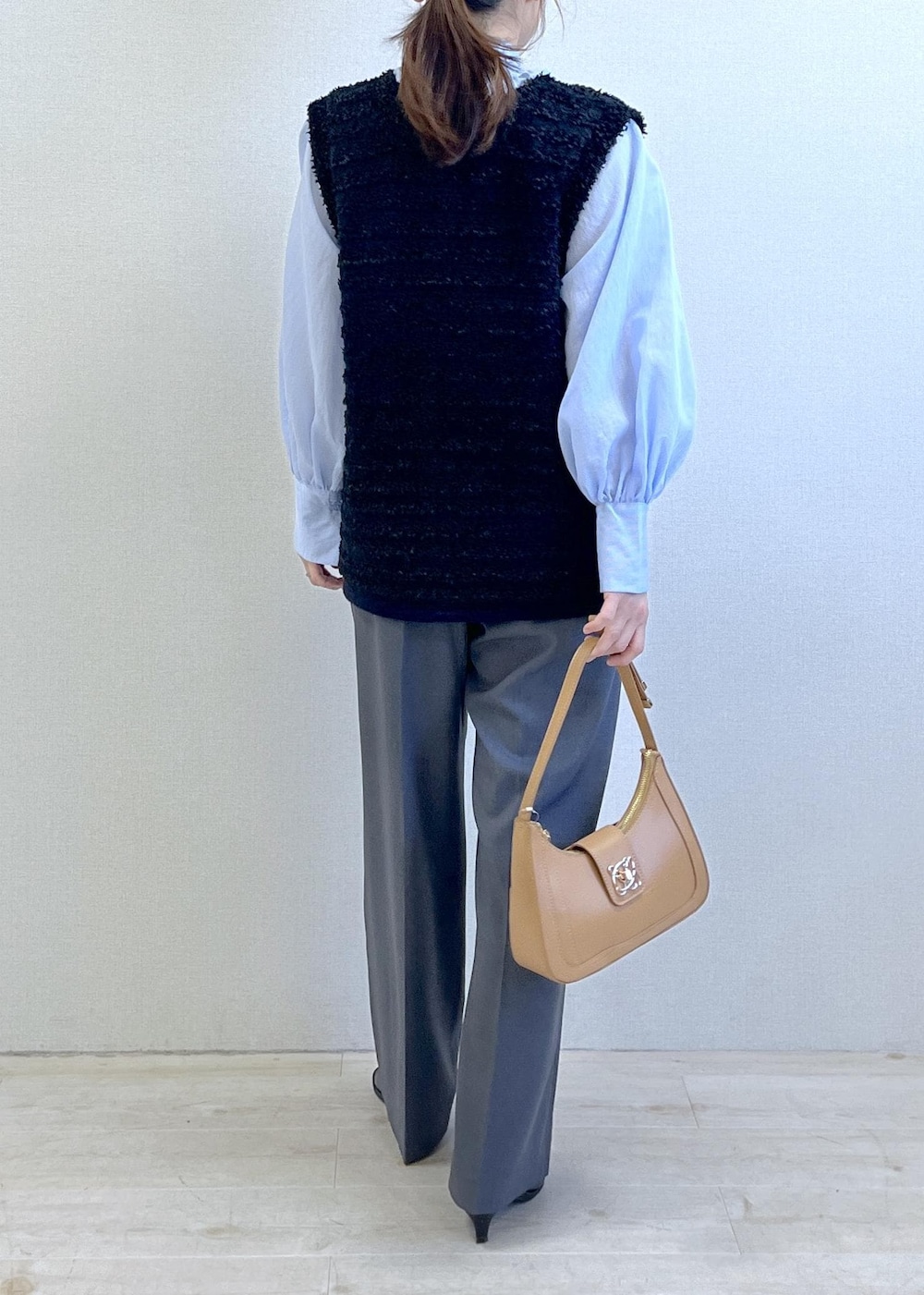 グレー系のその他パンツ、ブルー系のシャツ/ブラウス、イエロー系のショルダーバッグを着用したレディースの冬コーディネートの4枚目の写真