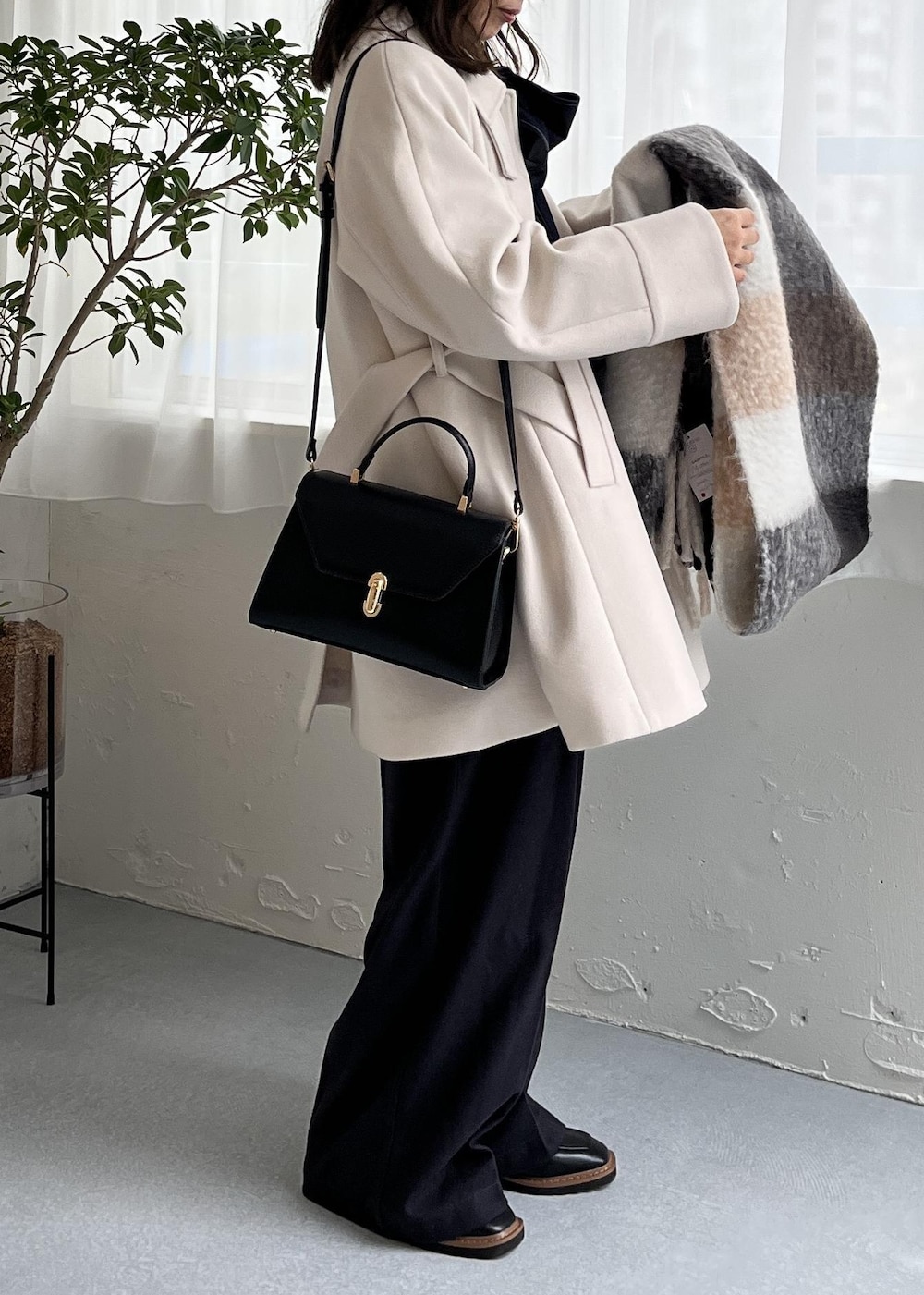 ブラック系のローファー、ブルー系のシャツ/ブラウス、グレー系のカーディガン/ボレロを着用したレディースの秋コーディネートの3枚目の写真