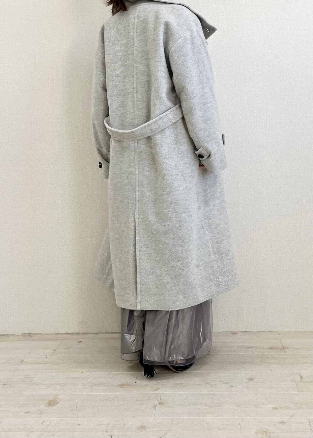 グレー系のその他アウター、グリーン系のニット/セーター、ブラック系のショルダーバッグを着用したレディースの冬コーディネートの3枚目の写真