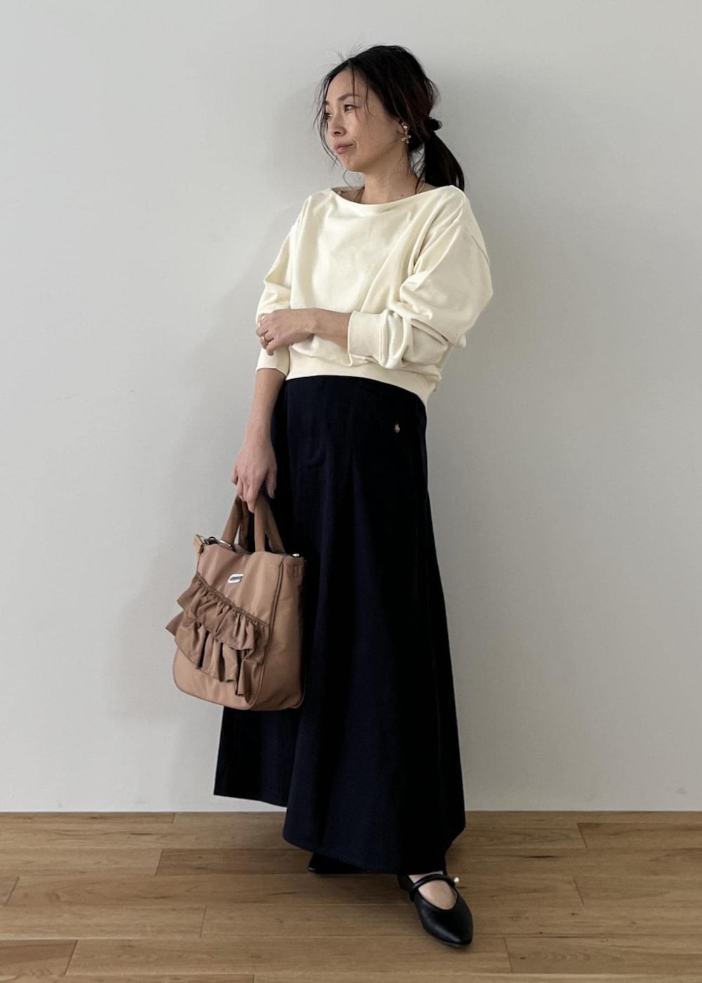 ブラック系のパンプス、ベージュ系のトートバッグ、ベージュ系のトレンチコートを着用したレディースの冬コーディネートの8枚目の写真