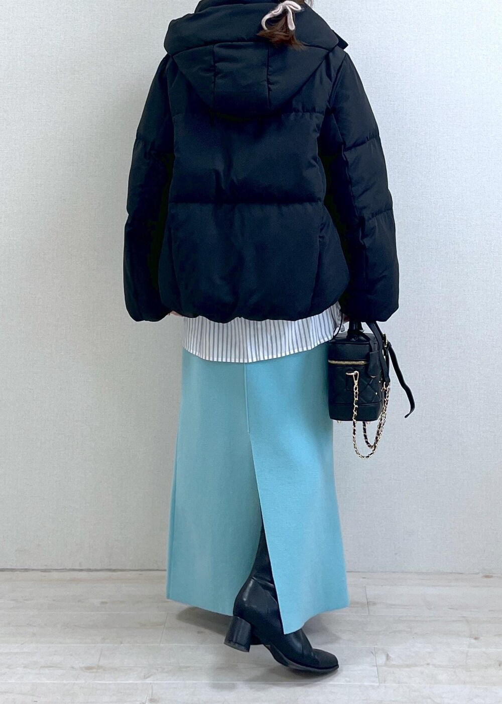 ブラック系のブーツ、ブルー系のスカート、ホワイト系のシャツ/ブラウスを着用したレディースの冬コーディネートの4枚目の写真