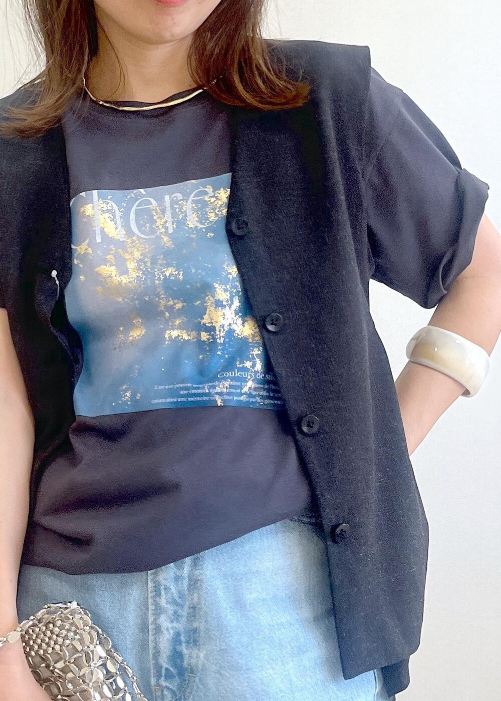 ホワイト系のサンダル、グレー系のTシャツ/カットソー、ブルー系のデニムパンツを着用したレディースの夏コーディネートの5枚目の写真