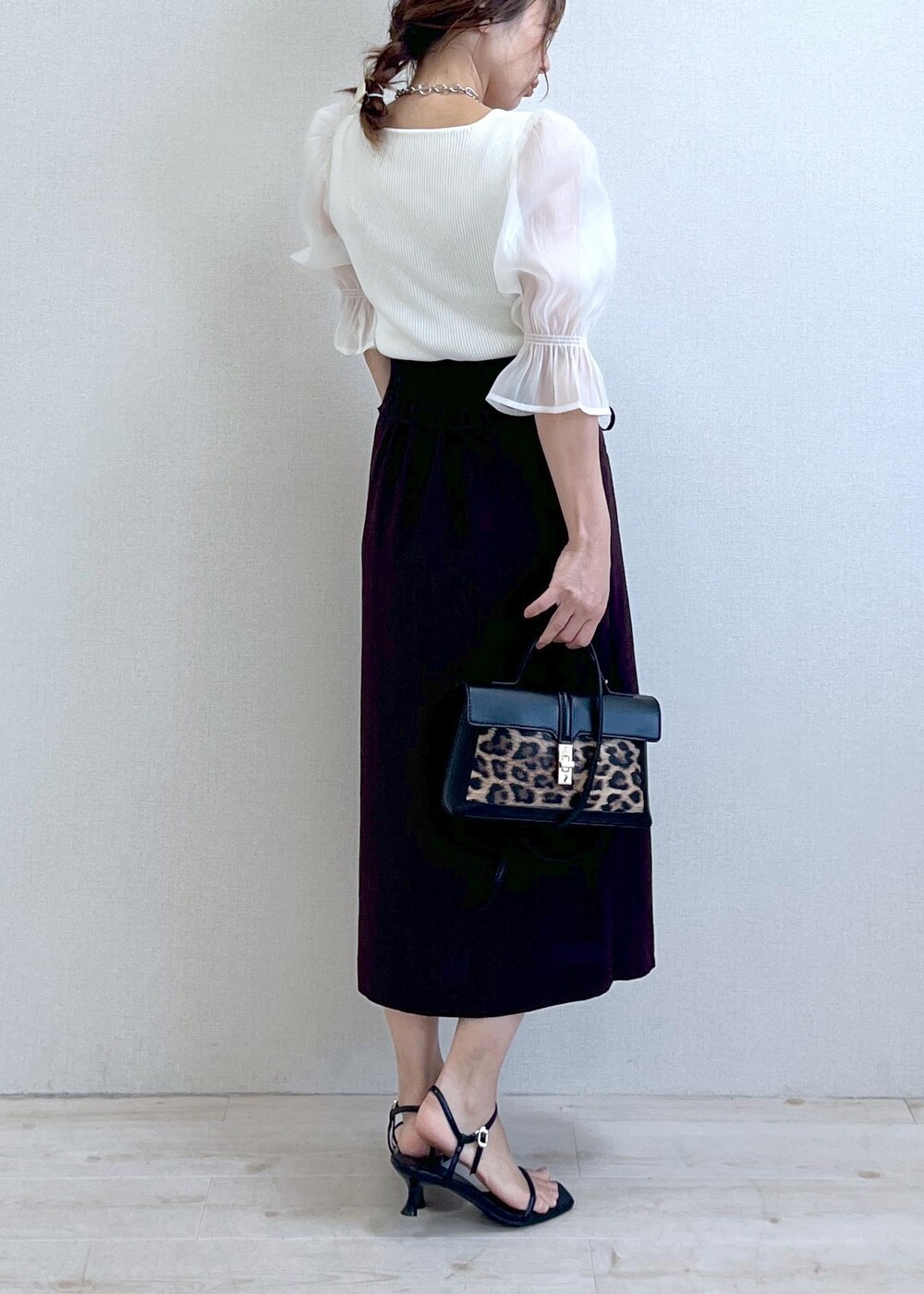 ブラック系のサンダル、ホワイト系のTシャツ/カットソー、ブラウン系のスカートを着用したレディースの夏コーディネートの7枚目の写真