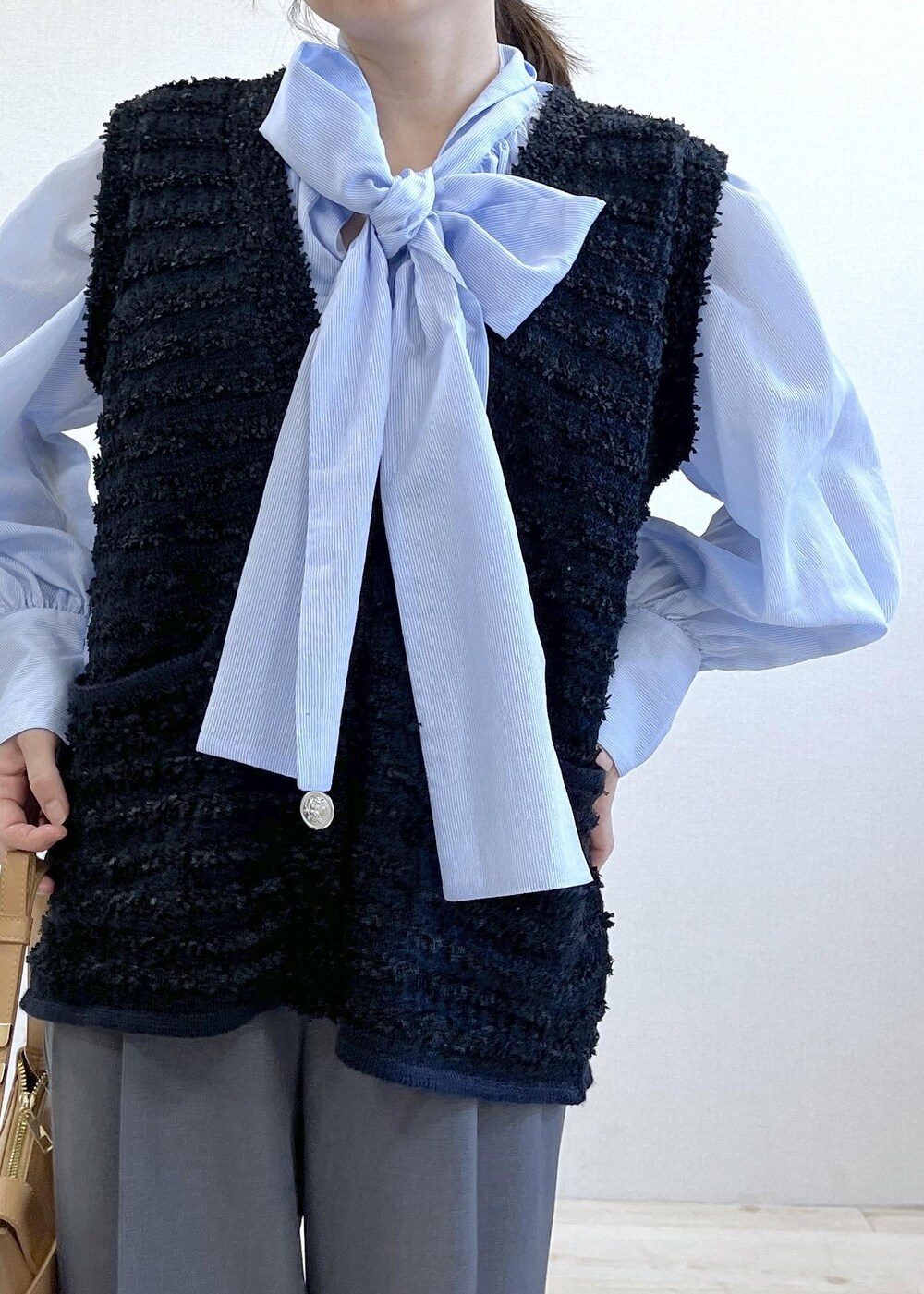 グレー系のその他パンツ、ブルー系のシャツ/ブラウス、イエロー系のショルダーバッグを着用したレディースの冬コーディネートの5枚目の写真