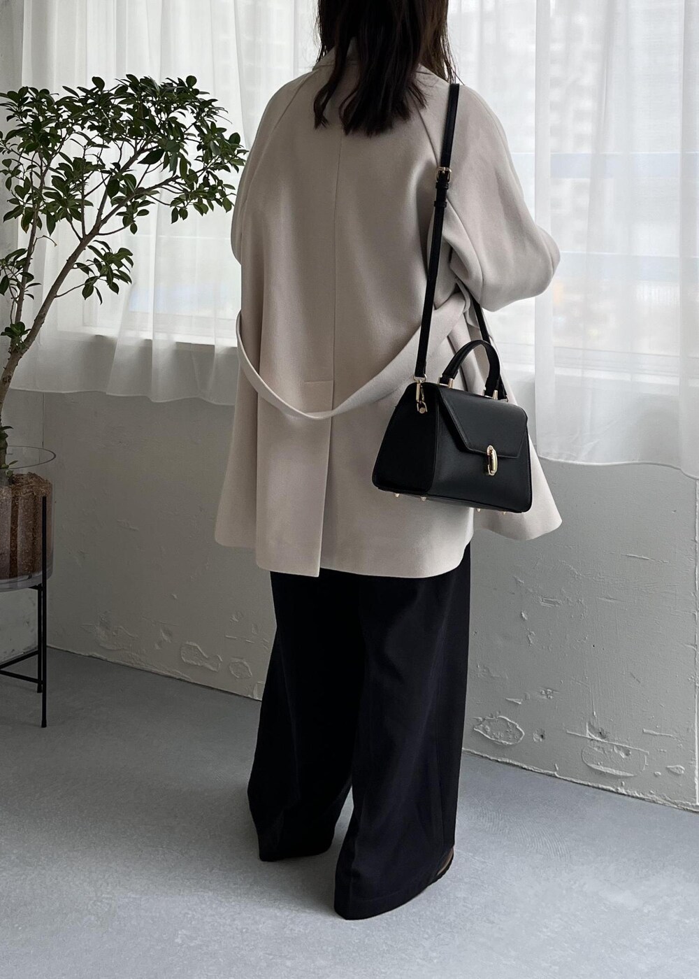 ブラック系のローファー、ブルー系のシャツ/ブラウス、グレー系のカーディガン/ボレロを着用したレディースの秋コーディネートの4枚目の写真