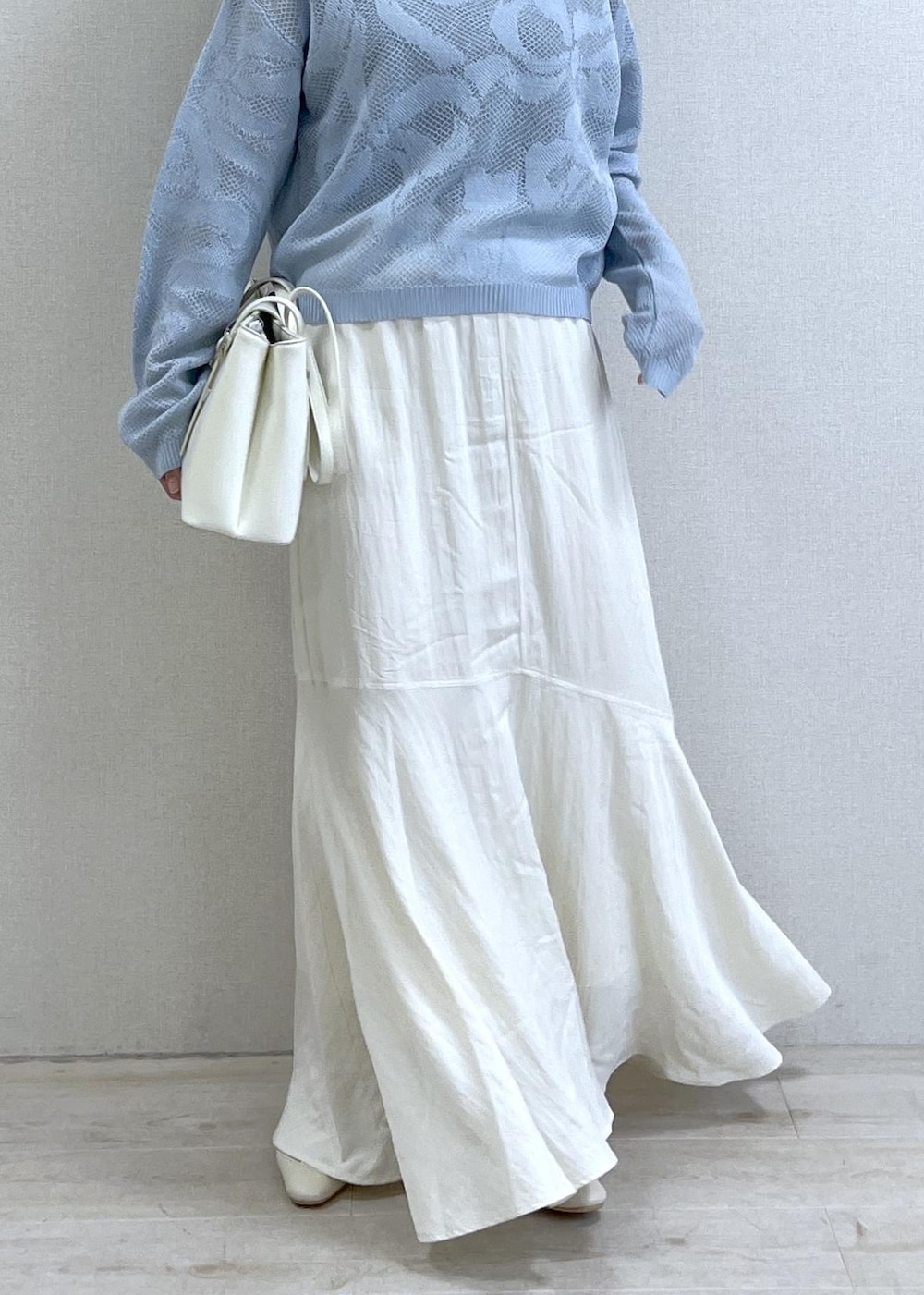 ブラック系のキャミソール、ホワイト系のパンプス、ホワイト系のスカートを着用したレディースの春コーディネートの8枚目の写真