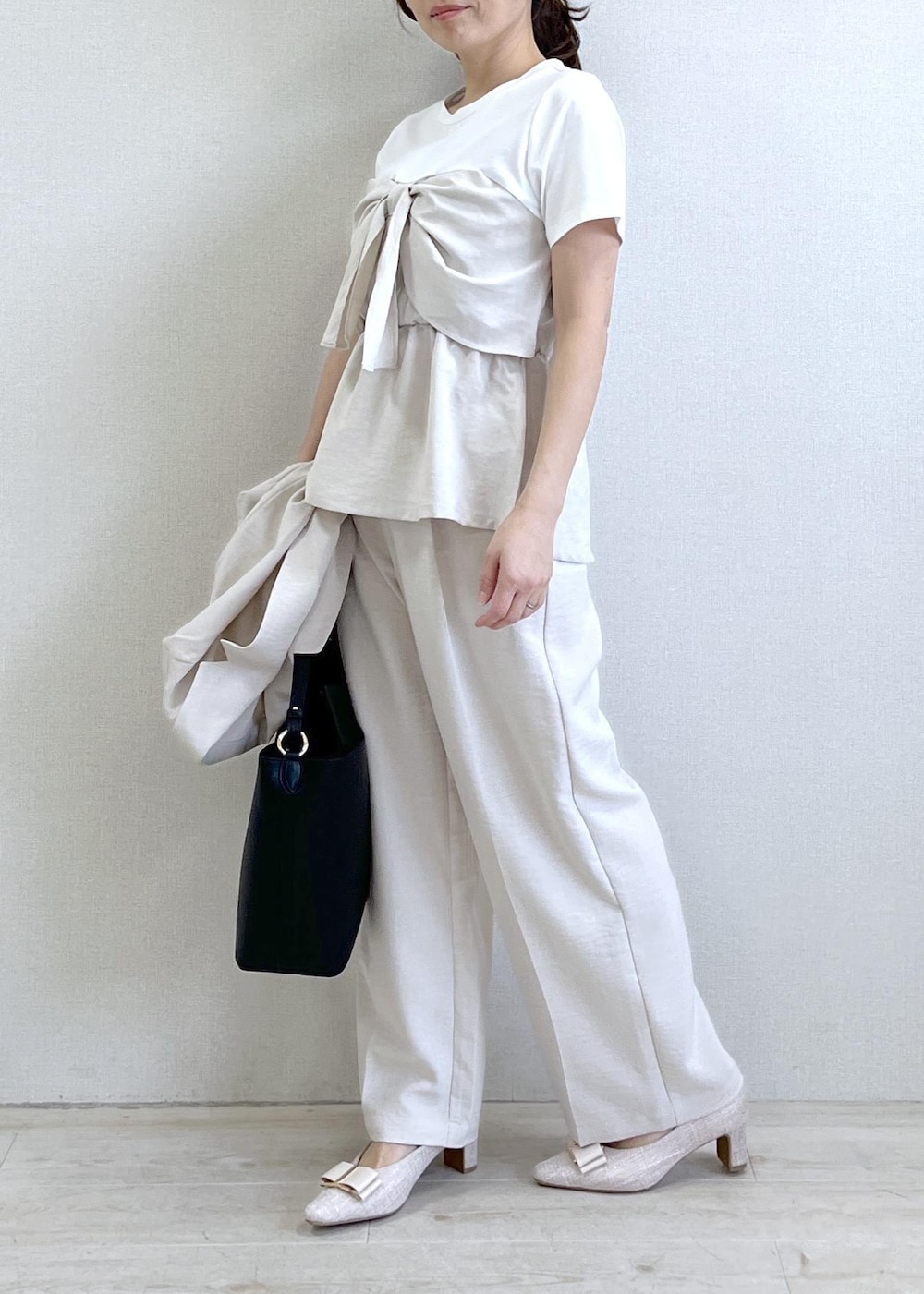 ベージュ系のパンプス、ブラック系のショルダーバッグ、ホワイト系のTシャツ/カットソーを着用したレディースの春コーディネートの7枚目の写真