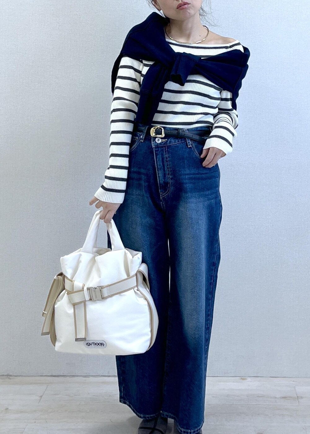 グレー系のテーラードジャケット、ブルー系のデニムパンツ、ホワイト系のニット/セーターを着用したレディースの冬コーディネートの10枚目の写真