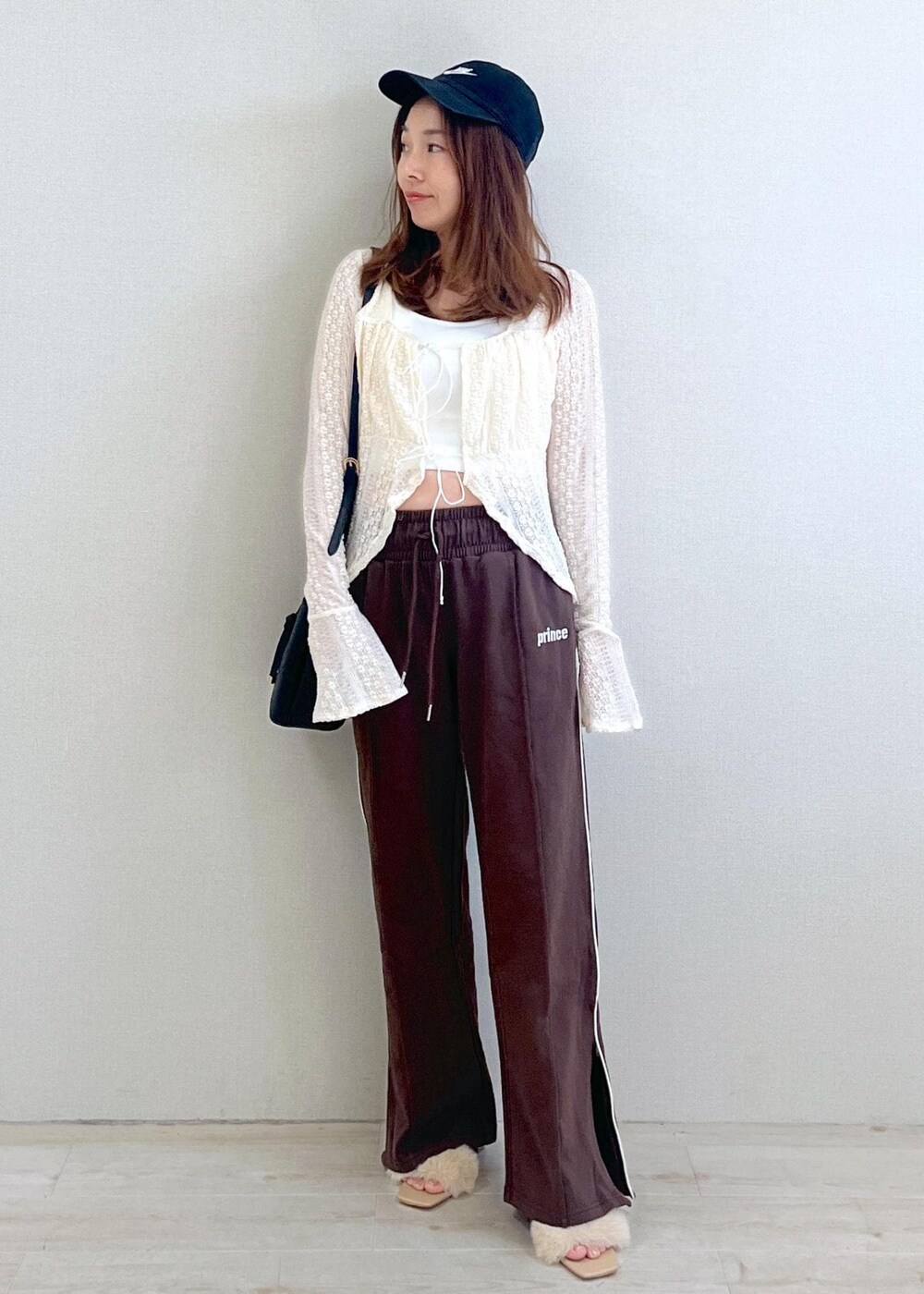 ホワイト系のキャミソール、ベージュ系のドレスシューズ、ホワイト系のシャツ/ブラウスを着用したレディースの夏コーディネートの7枚目の写真