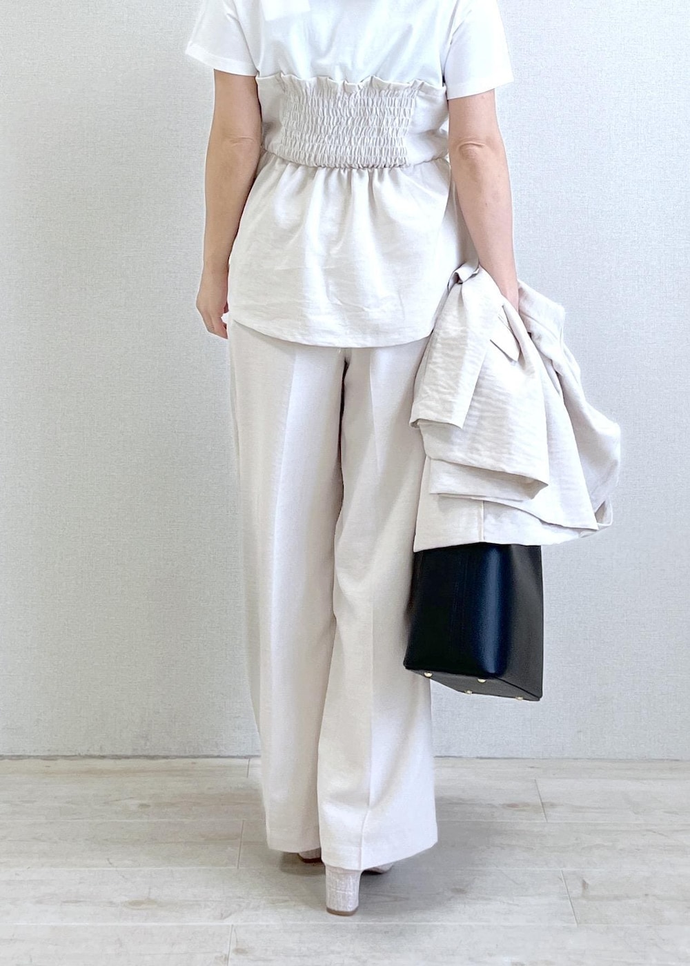 ベージュ系のパンプス、ブラック系のショルダーバッグ、ホワイト系のTシャツ/カットソーを着用したレディースの春コーディネートの8枚目の写真