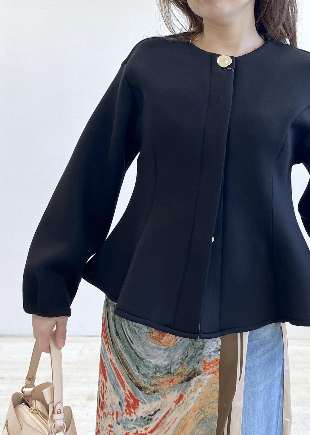 ベージュ系のショルダーバッグ、ブラック系のパンプス、ホワイト系のキャミソールを着用したレディースの春コーディネートの10枚目の写真