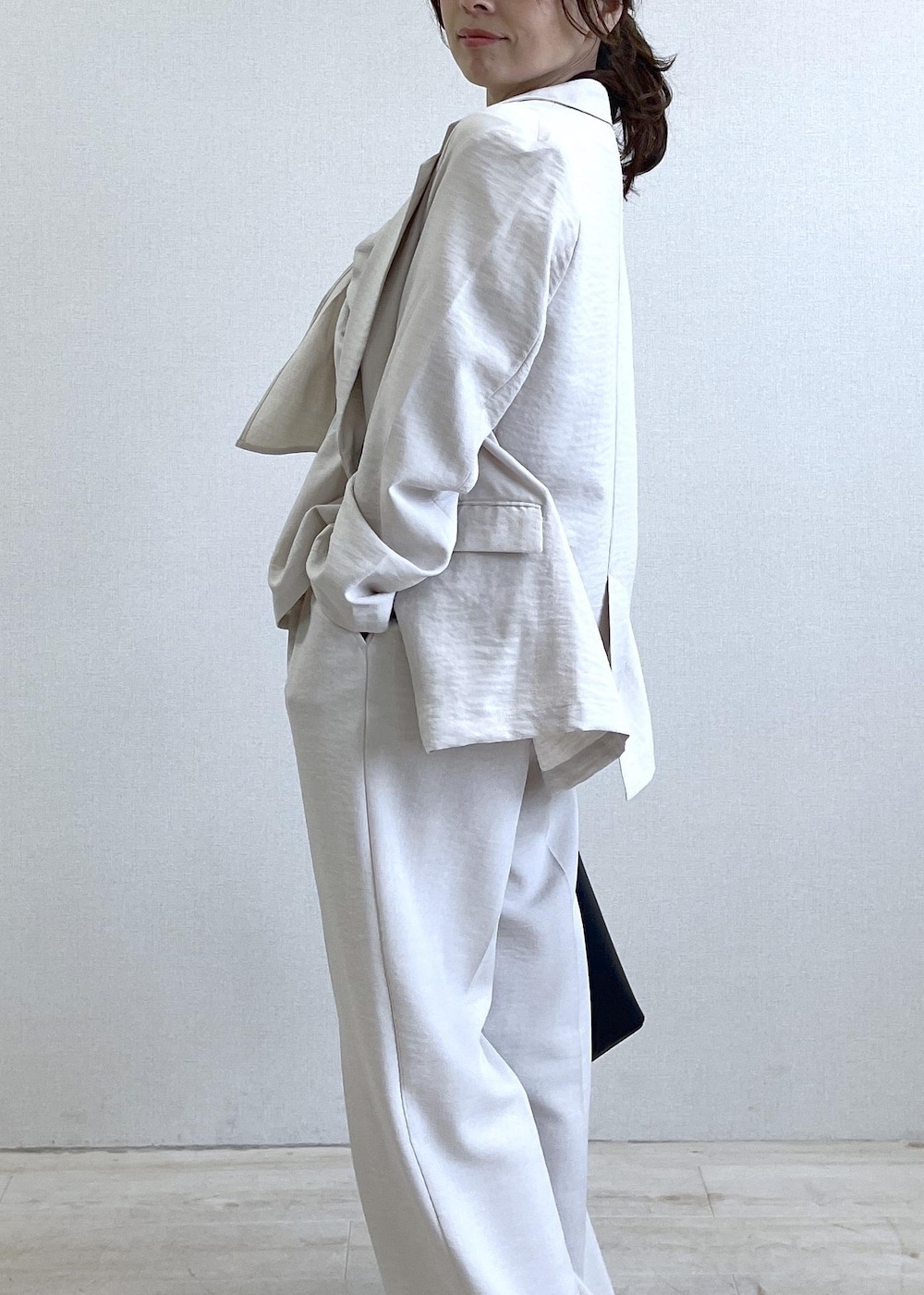 ベージュ系のパンプス、ブラック系のショルダーバッグ、ホワイト系のTシャツ/カットソーを着用したレディースの春コーディネートの3枚目の写真