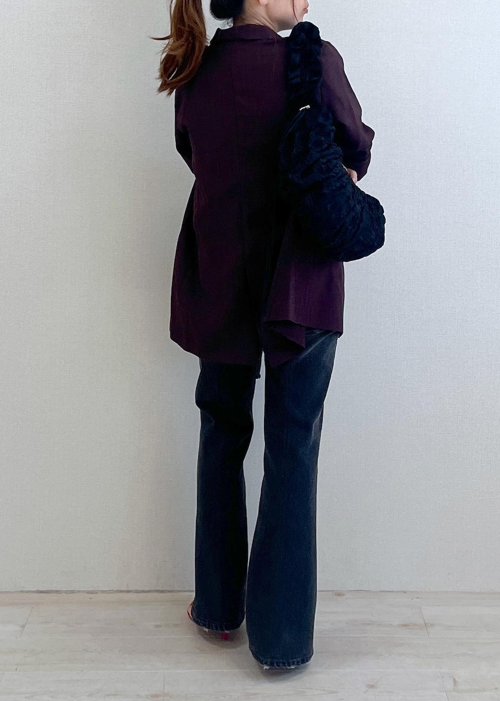 ブラック系のデニムパンツ、ホワイト系のTシャツ/カットソー、ブラウン系のテーラードジャケットを着用したレディースの夏コーディネートの4枚目の写真