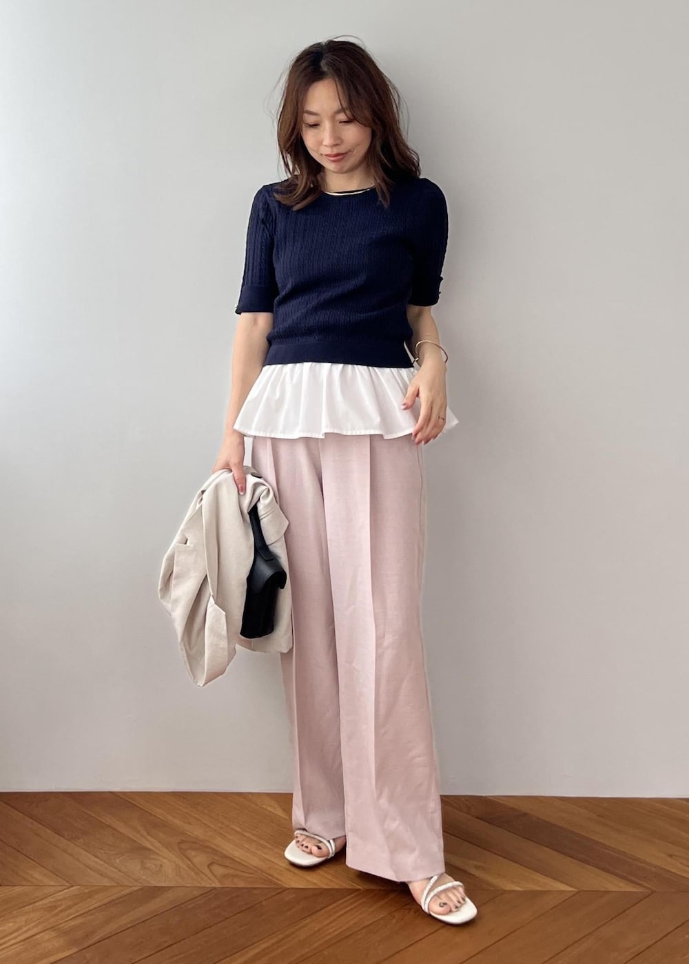 ブラック系のショルダーバッグ、ピンク系のその他パンツ、ホワイト系のサンダルを着用したレディースの春コーディネートの2枚目の写真