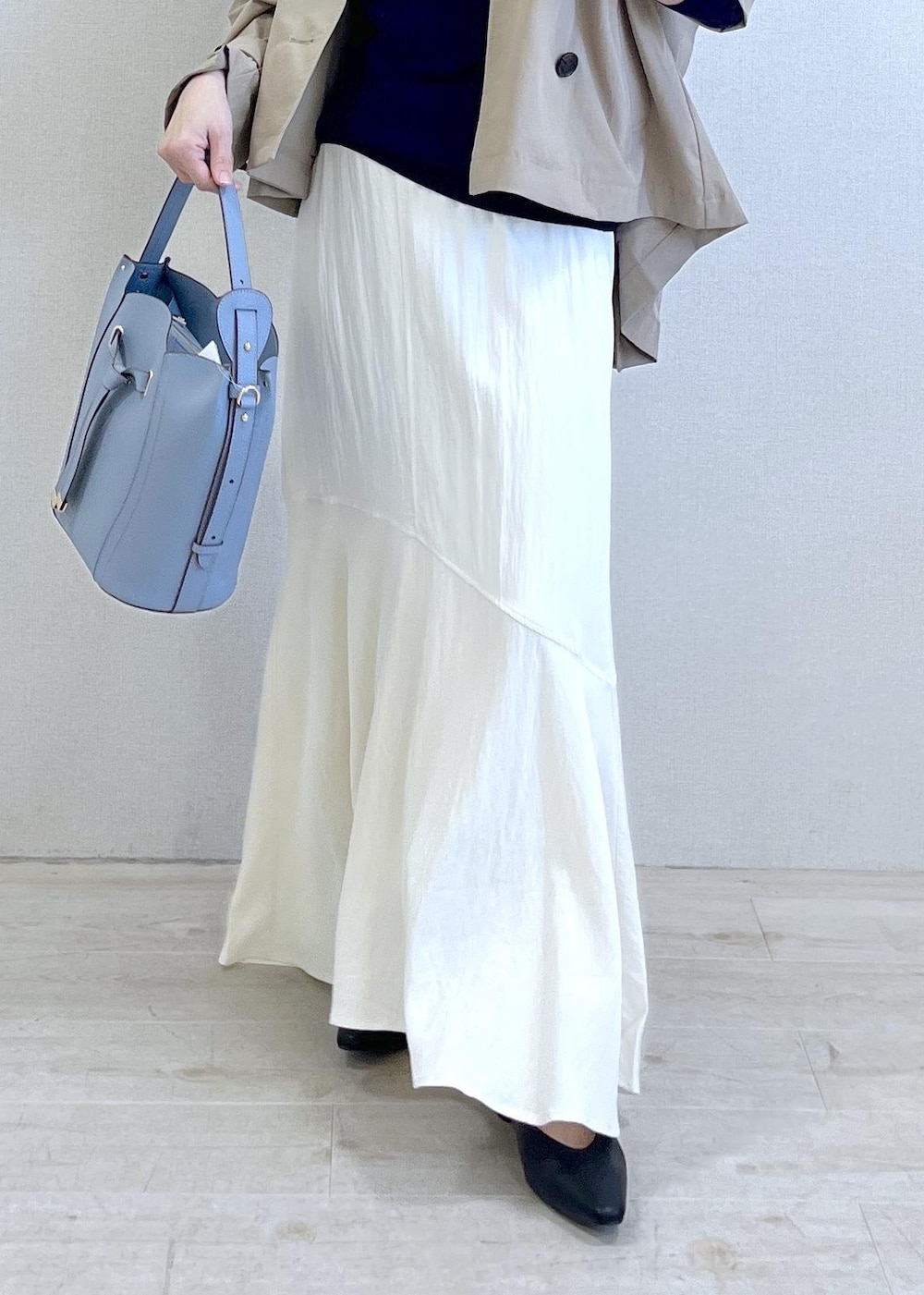 ブラック系のパンプス、ブルー系のショルダーバッグ、ベージュ系のトレンチコートを着用したレディースの春コーディネートの8枚目の写真