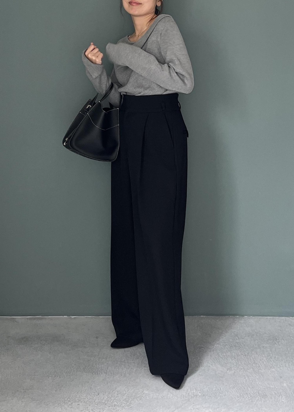 グレー系のニット/セーター、ブラック系のその他パンツ、ブラック系のトートバッグを着用したレディースの秋コーディネートの8枚目の写真