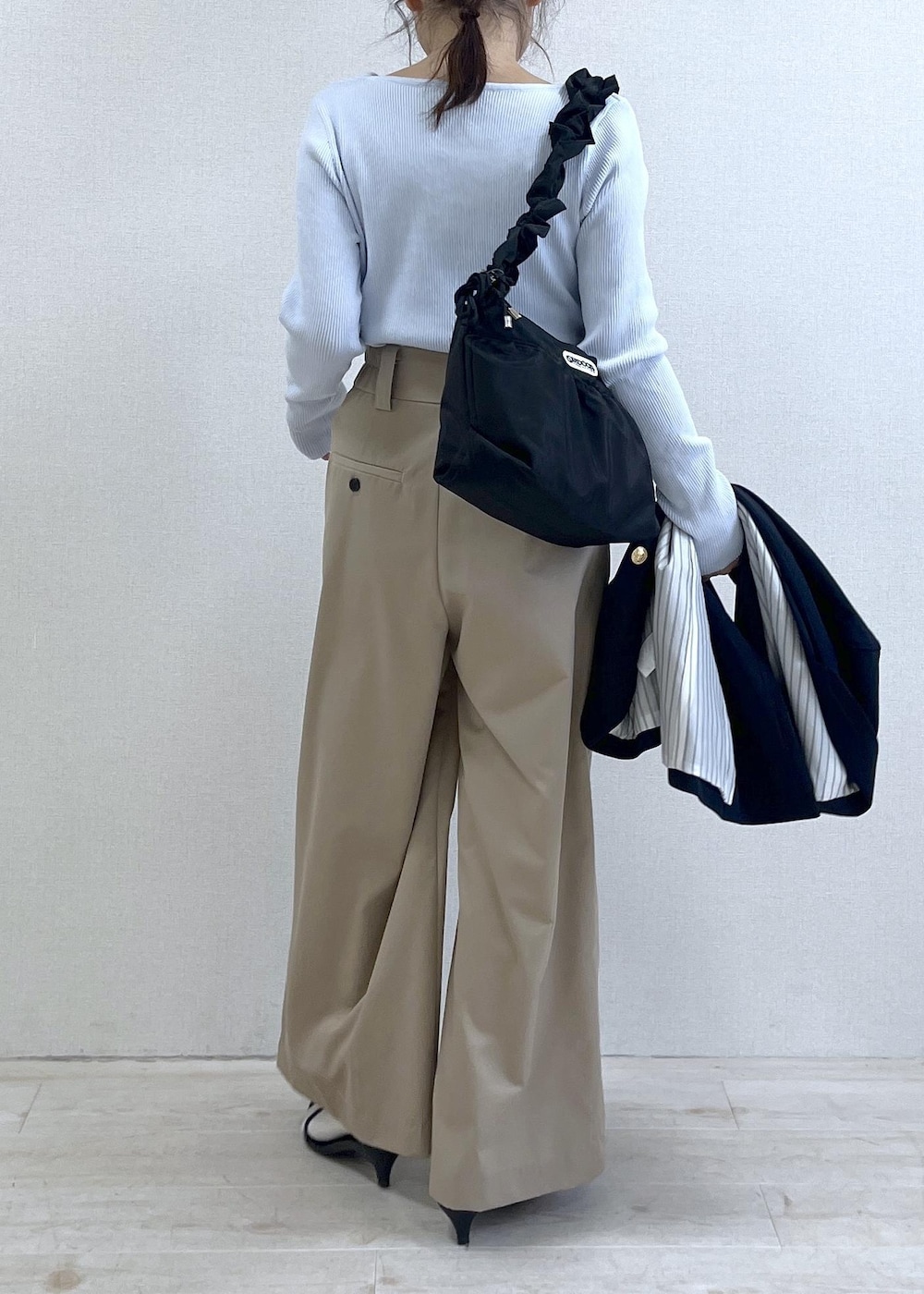 ブルー系のテーラードジャケット、ベージュ系のその他パンツ、ブラック系のショルダーバッグを着用したレディースの冬コーディネートの8枚目の写真