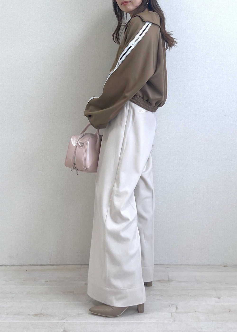 ベージュ系のブーツ、ベージュ系のその他アウター、ベージュ系のその他パンツを着用したレディースの秋コーディネートの2枚目の写真