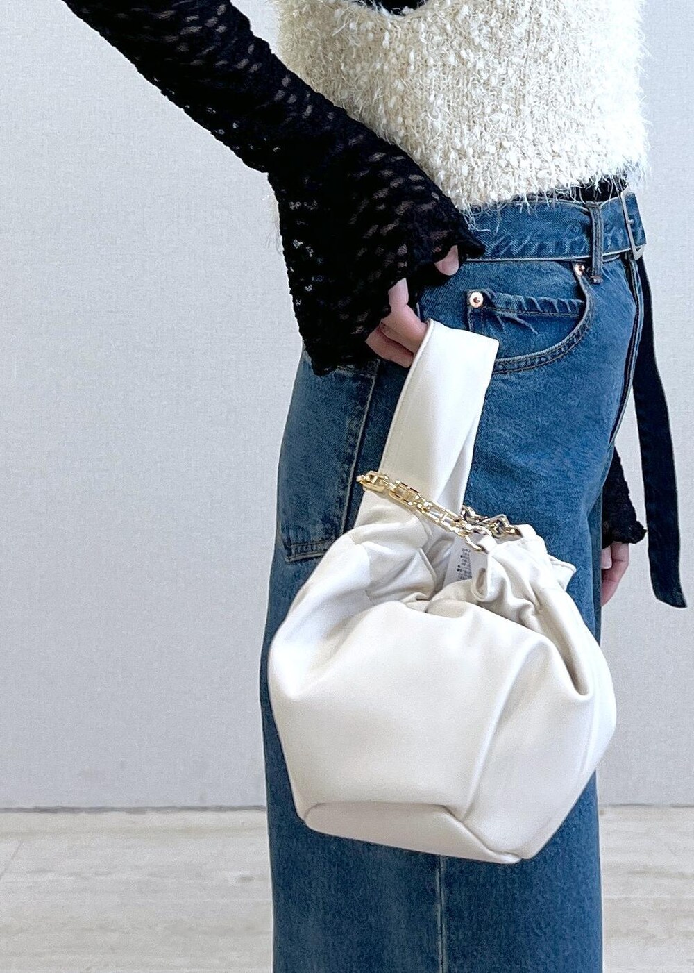 ブラック系のキャミソール、グレー系のドレスシューズ、ホワイト系のキャミソールを着用したレディースの秋コーディネートの5枚目の写真