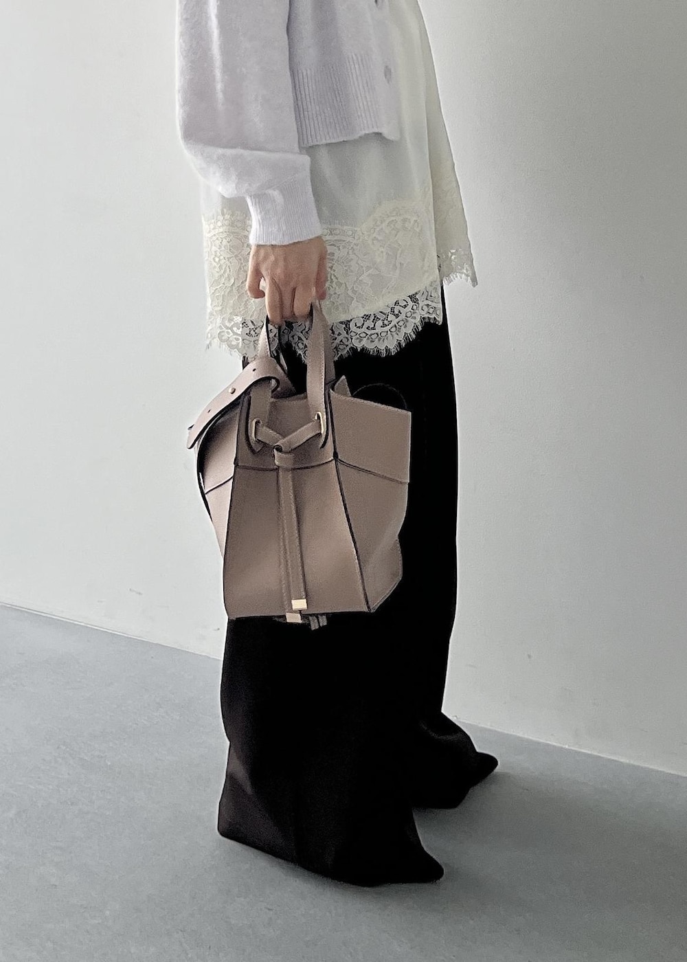 ブラウン系のその他パンツ、パープル系のカーディガン/ボレロ、ホワイト系のキャミソールを着用したレディースの秋コーディネートの9枚目の写真