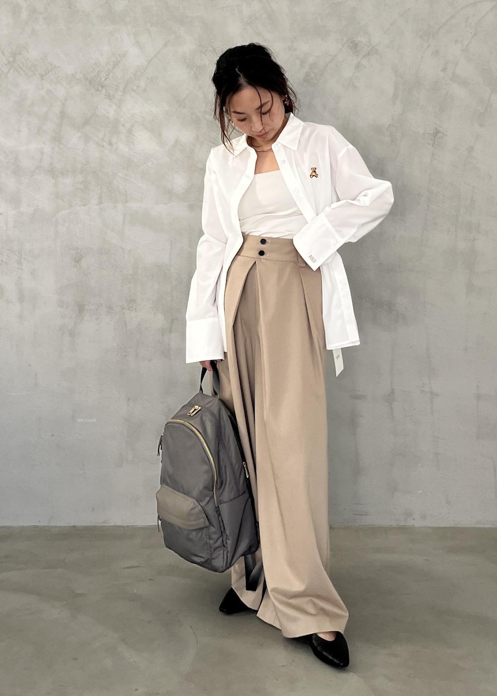 ブラック系のパンプス、ベージュ系のその他パンツ、グレー系のバックパック/リュックを着用したレディースの冬コーディネートの6枚目の写真