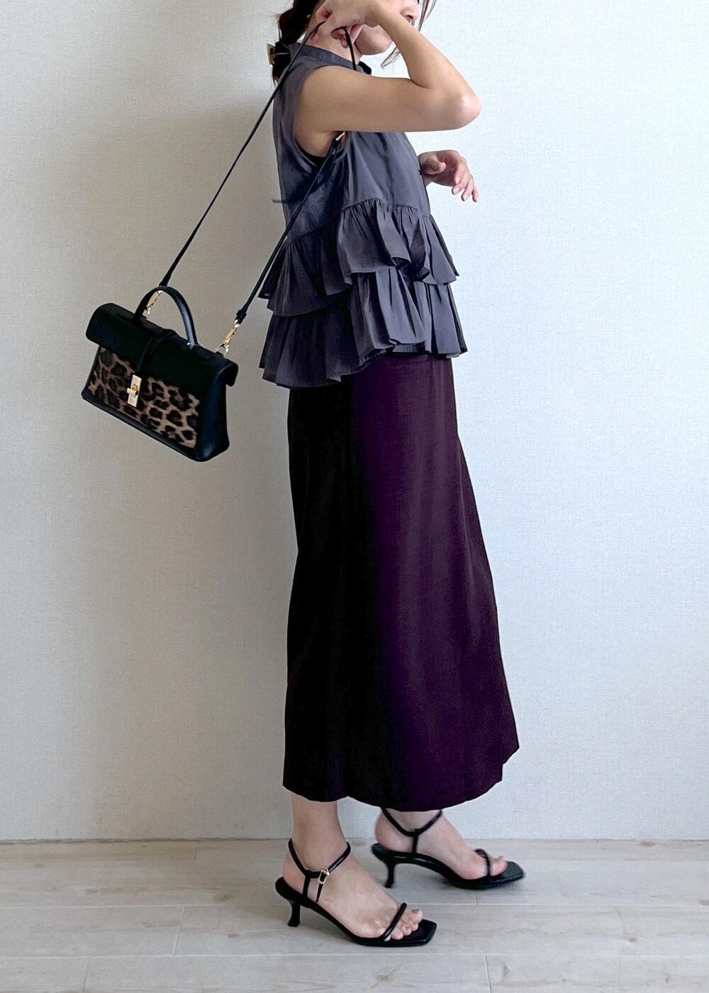 ブラック系のサンダル、ブラウン系のスカート、グレー系のシャツ/ブラウスを着用したレディースの夏コーディネートの3枚目の写真