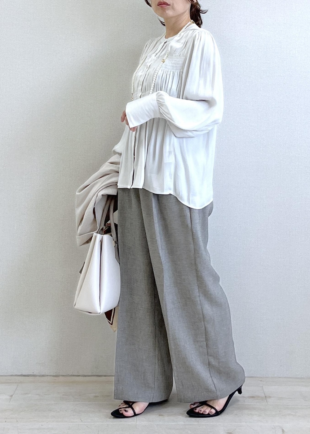 ホワイト系のシャツ/ブラウス、グレー系のその他パンツ、ホワイト系のテーラードジャケットを着用したレディースの春コーディネートの2枚目の写真