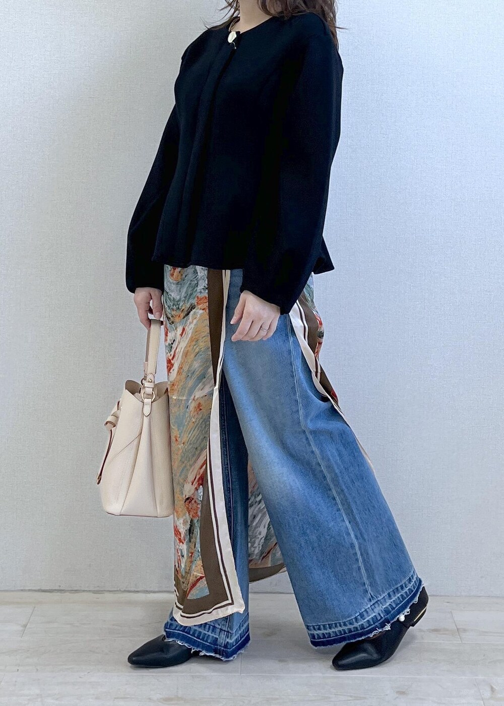 ベージュ系のショルダーバッグ、ブラック系のパンプス、ホワイト系のキャミソールを着用したレディースの春コーディネートの7枚目の写真