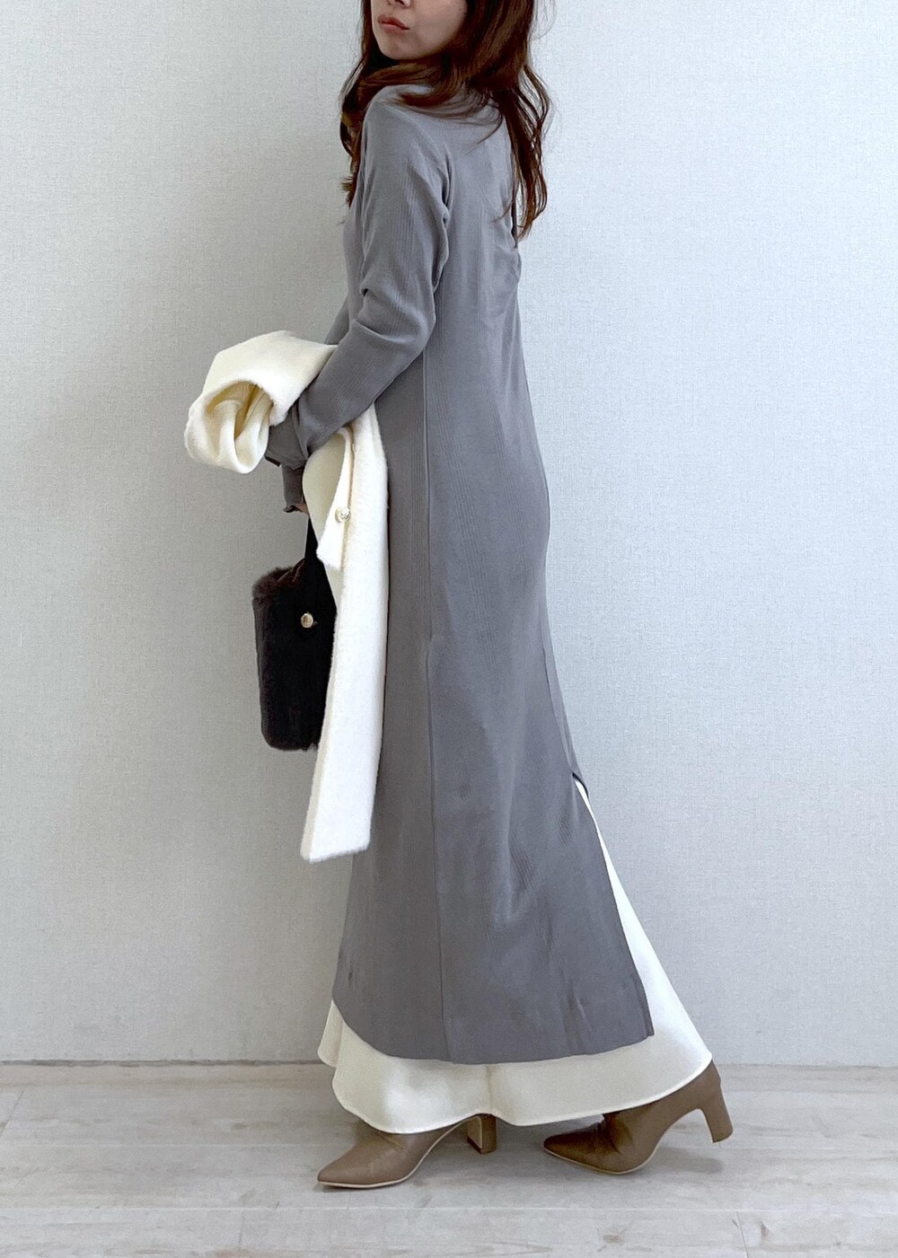 ベージュ系のブーツ、グレー系のショルダーバッグ、ホワイト系のカーディガン/ボレロを着用したレディースの冬コーディネートの8枚目の写真