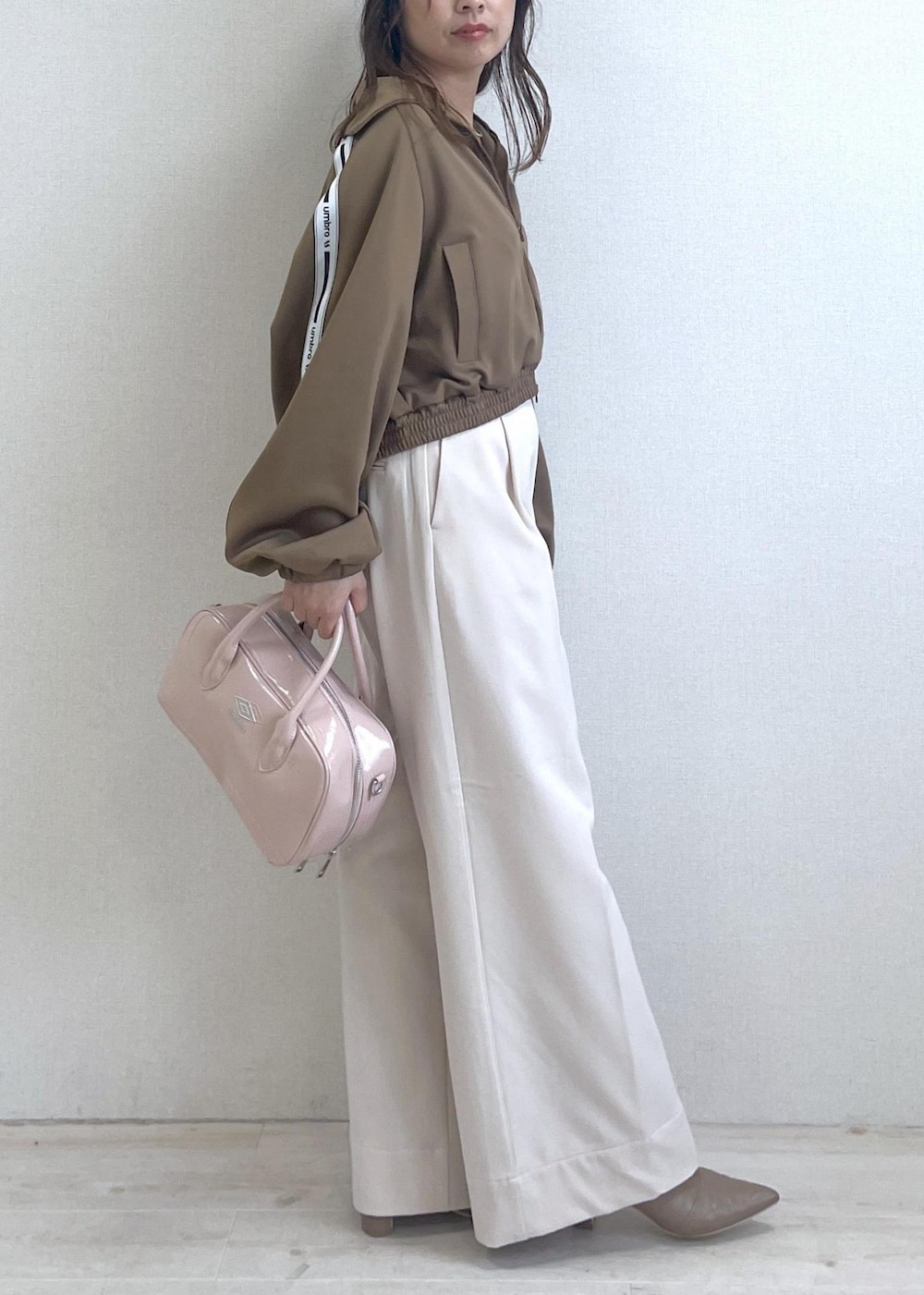 ベージュ系のブーツ、ベージュ系のその他アウター、ベージュ系のその他パンツを着用したレディースの秋コーディネートの3枚目の写真