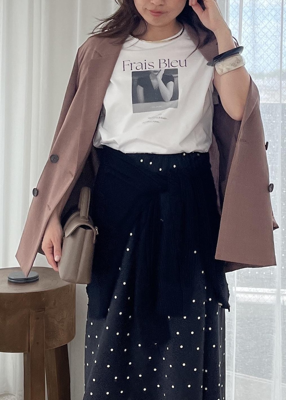 ブラック系のサンダル、ホワイト系のTシャツ/カットソー、ブラック系のカーディガン/ボレロを着用したレディースの夏コーディネートの10枚目の写真