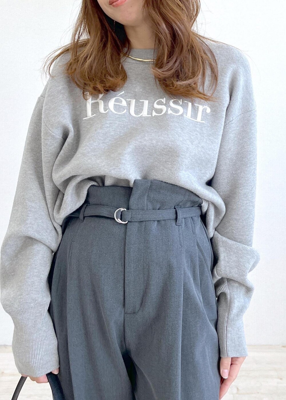 ブラック系のショルダーバッグ、グレー系のニット/セーター、グレー系のその他パンツを着用したレディースの秋コーディネートの5枚目の写真