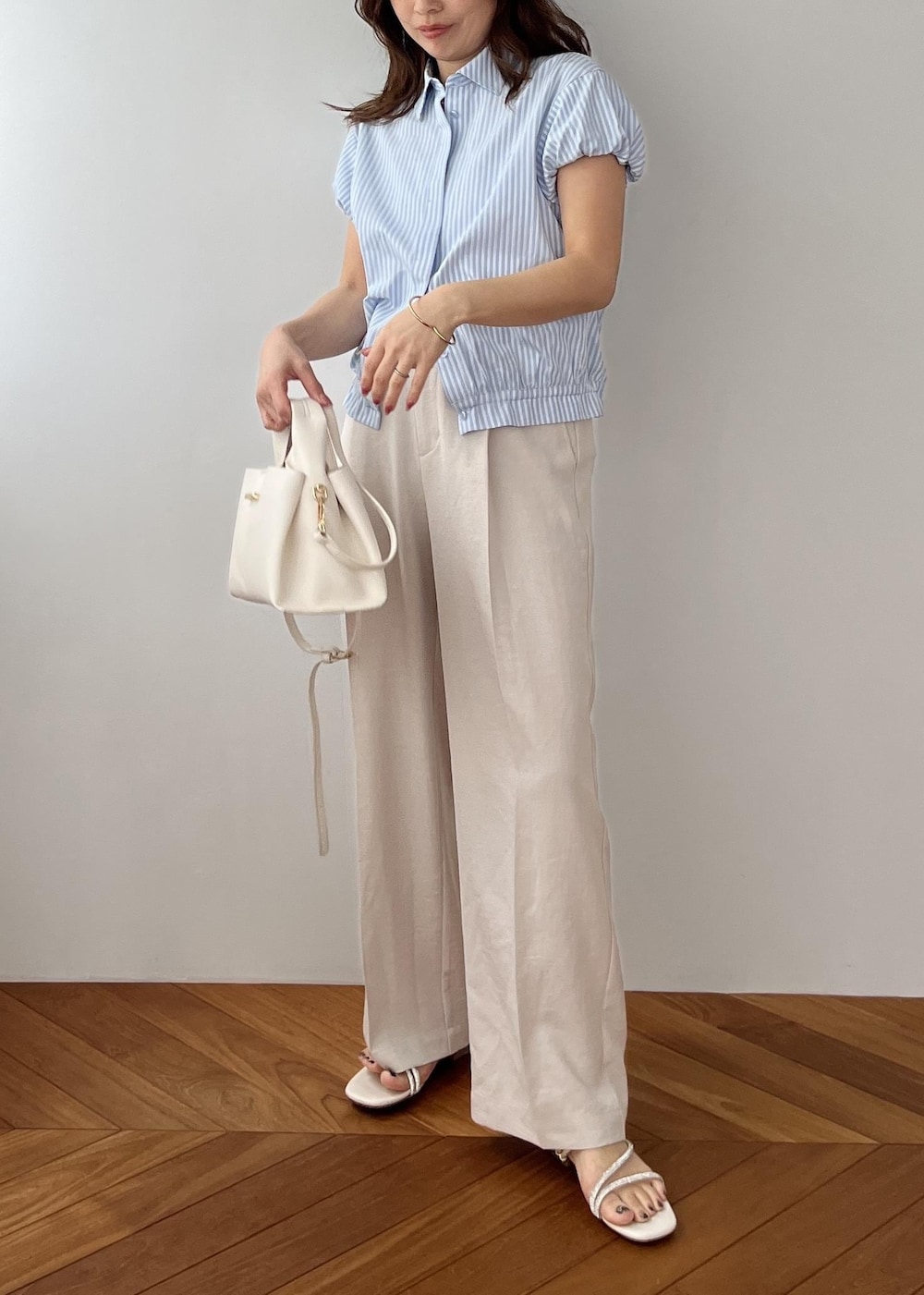 ホワイト系のその他パンツ、ホワイト系のショルダーバッグ、ホワイト系のサンダルを着用したレディースの春コーディネートの8枚目の写真
