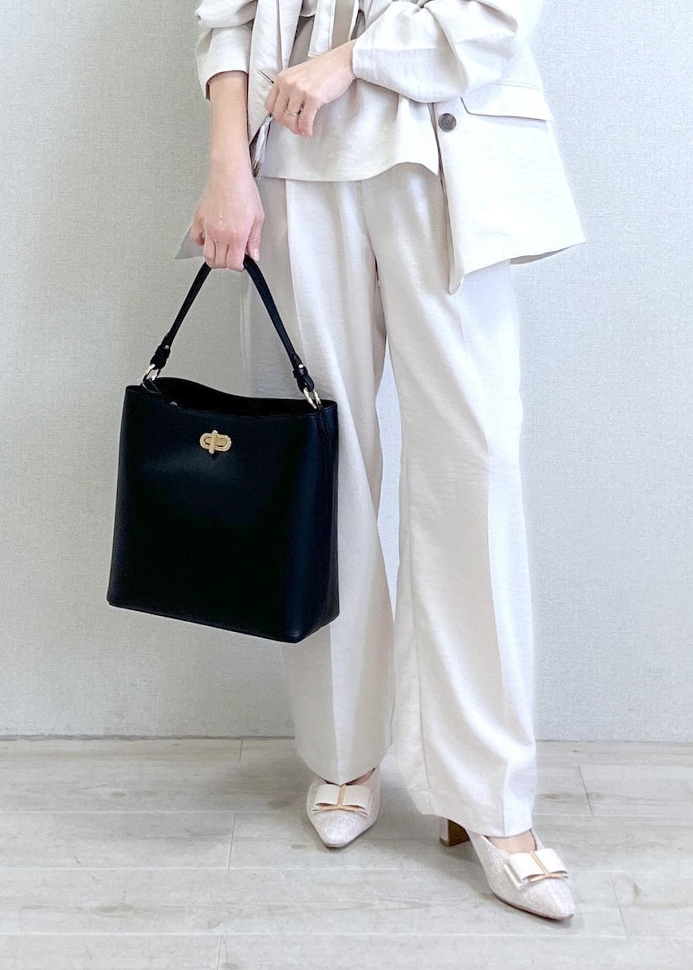 ベージュ系のパンプス、ブラック系のショルダーバッグ、ホワイト系のTシャツ/カットソーを着用したレディースの春コーディネートの4枚目の写真