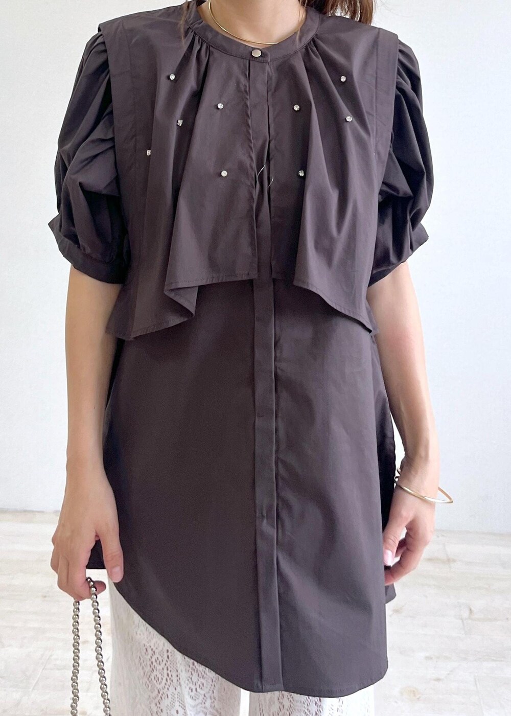 ホワイト系のサンダル、ブラウン系のシャツ/ブラウス、ホワイト系のその他パンツを着用したレディースの夏コーディネートの4枚目の写真