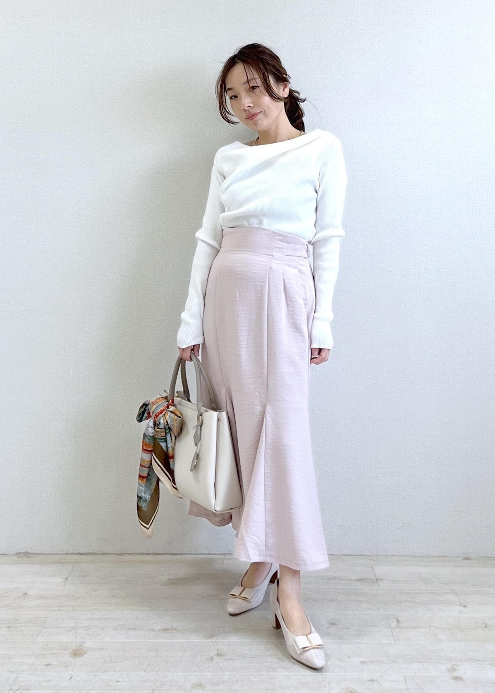 ベージュ系のパンプス、ホワイト系のニット/セーター、ピンク系のスカートを着用したレディースの春コーディネートの7枚目の写真
