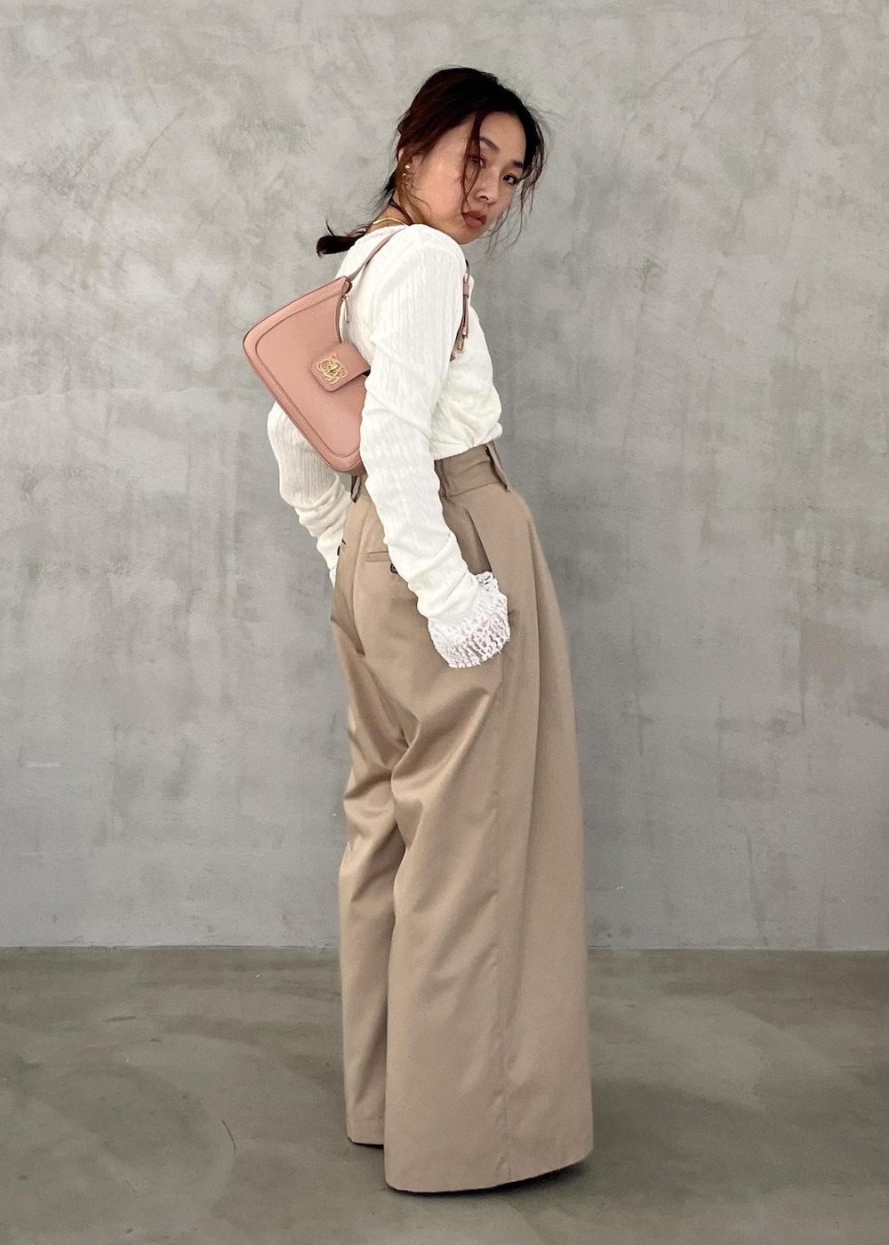 ブラック系のパンプス、ベージュ系のその他パンツ、ホワイト系のTシャツ/カットソーを着用したレディースの冬コーディネートの2枚目の写真