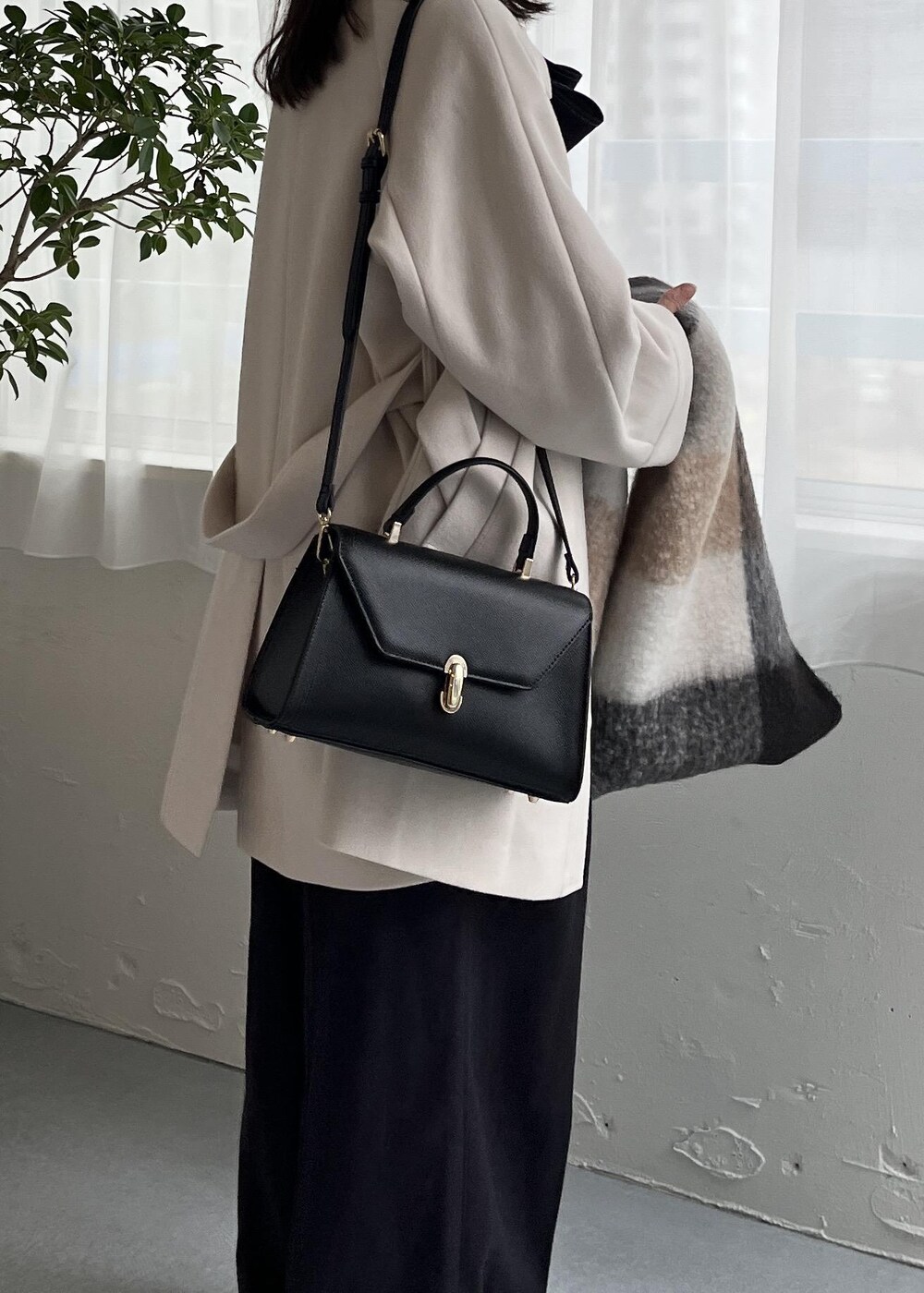 ブラック系のローファー、ブルー系のシャツ/ブラウス、グレー系のカーディガン/ボレロを着用したレディースの秋コーディネートの5枚目の写真