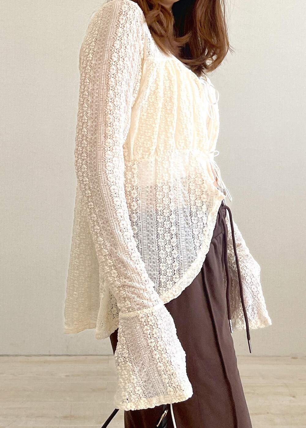 ホワイト系のキャミソール、ベージュ系のドレスシューズ、ホワイト系のシャツ/ブラウスを着用したレディースの夏コーディネートの5枚目の写真