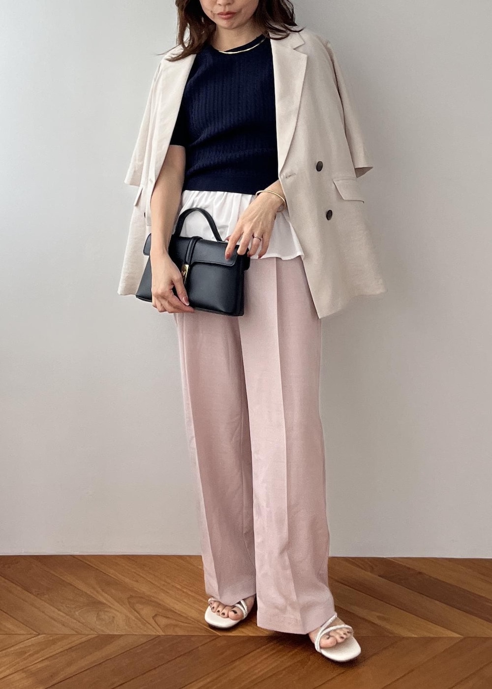 ブラック系のショルダーバッグ、ピンク系のその他パンツ、ホワイト系のサンダルを着用したレディースの春コーディネートの7枚目の写真