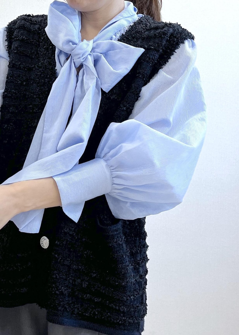 グレー系のその他パンツ、ブルー系のシャツ/ブラウス、イエロー系のショルダーバッグを着用したレディースの冬コーディネートの9枚目の写真