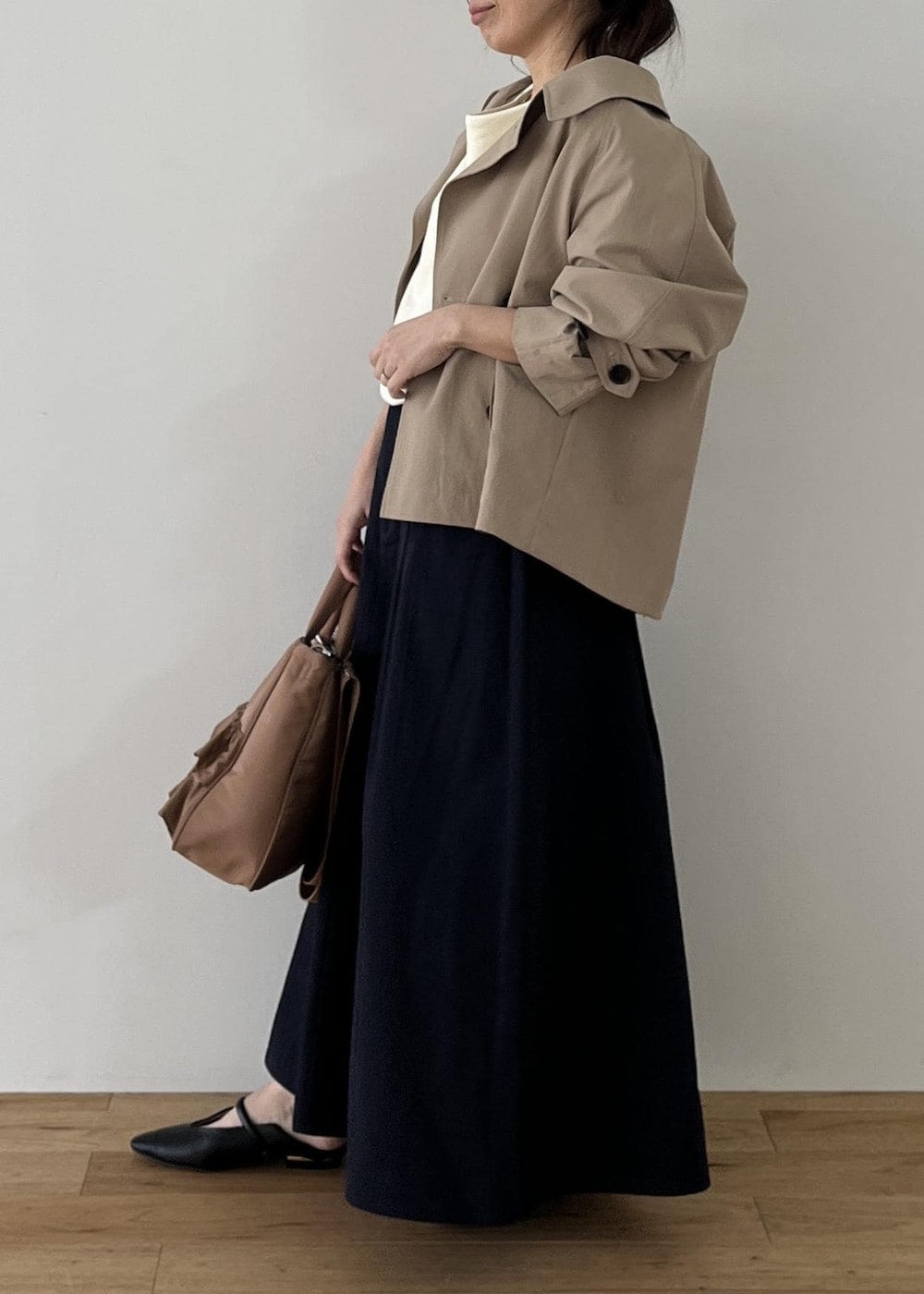 ブラック系のパンプス、ベージュ系のトートバッグ、ベージュ系のトレンチコートを着用したレディースの冬コーディネートの4枚目の写真