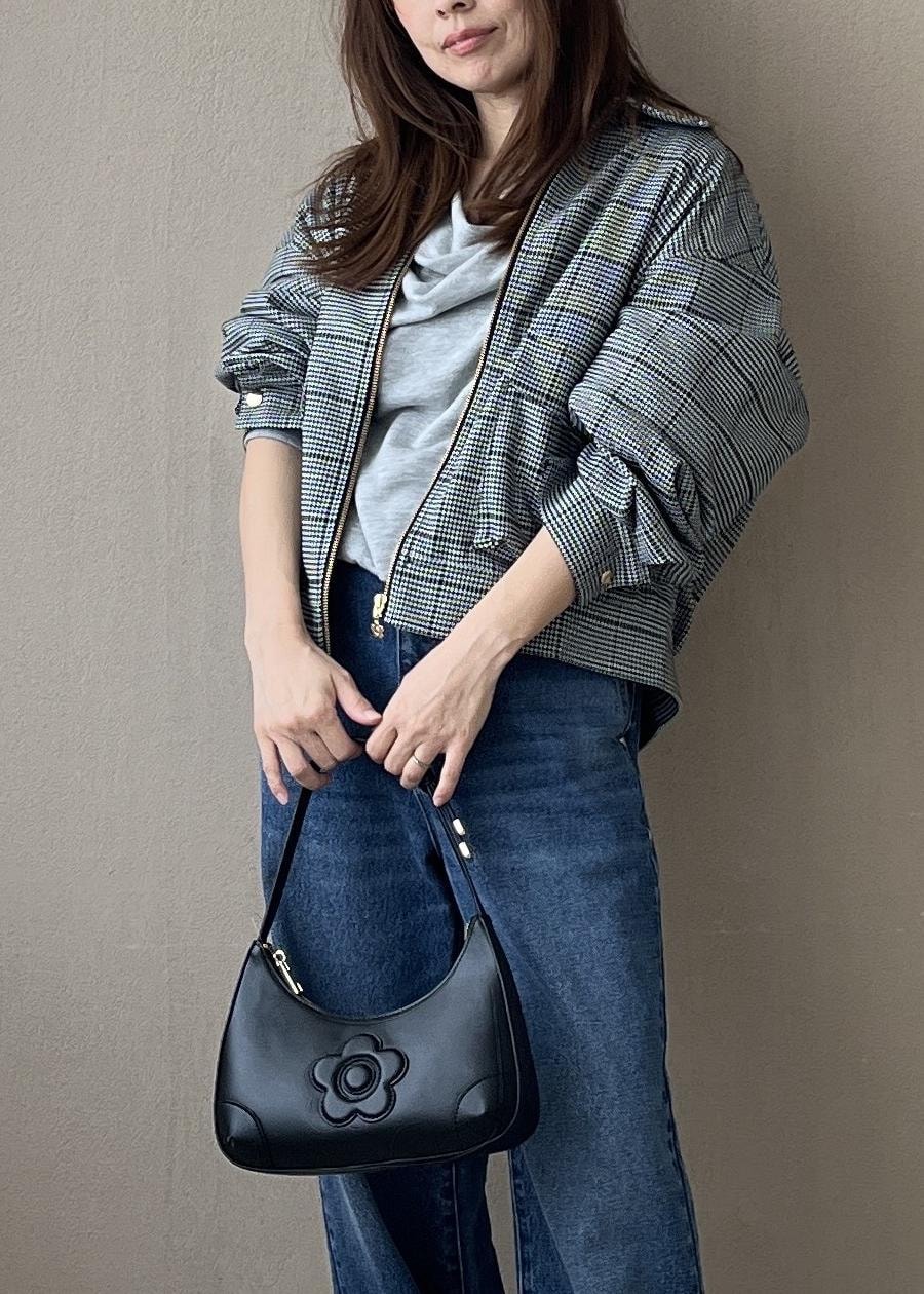 ブルー系のデニムパンツ、グレー系のスウェット、ブラック系のブルゾンを着用したレディースの夏コーディネートの4枚目の写真