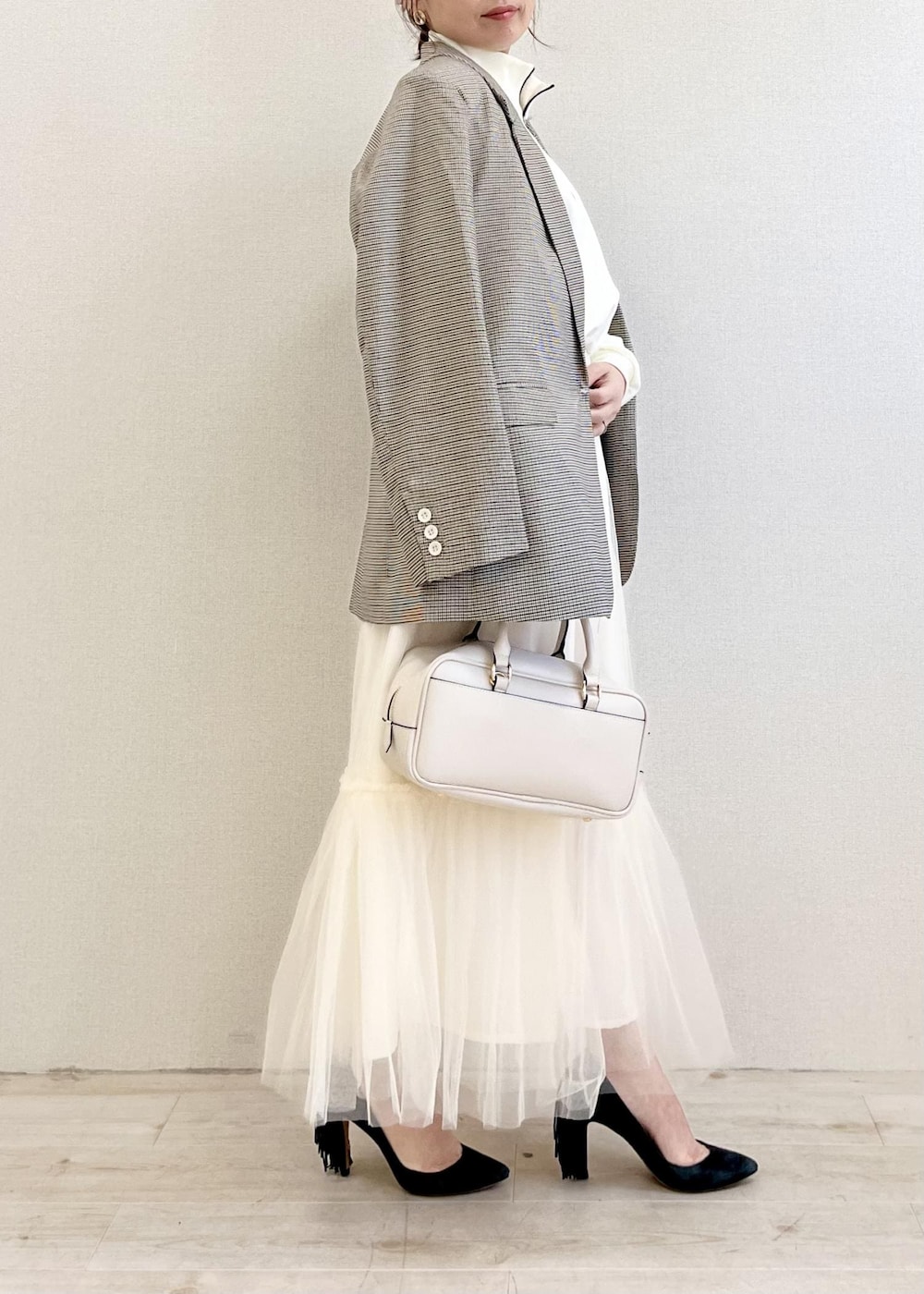 ブラウン系のテーラードジャケット、ホワイト系のスカート、ホワイト系のボストンバッグを着用したレディースの春コーディネートの3枚目の写真