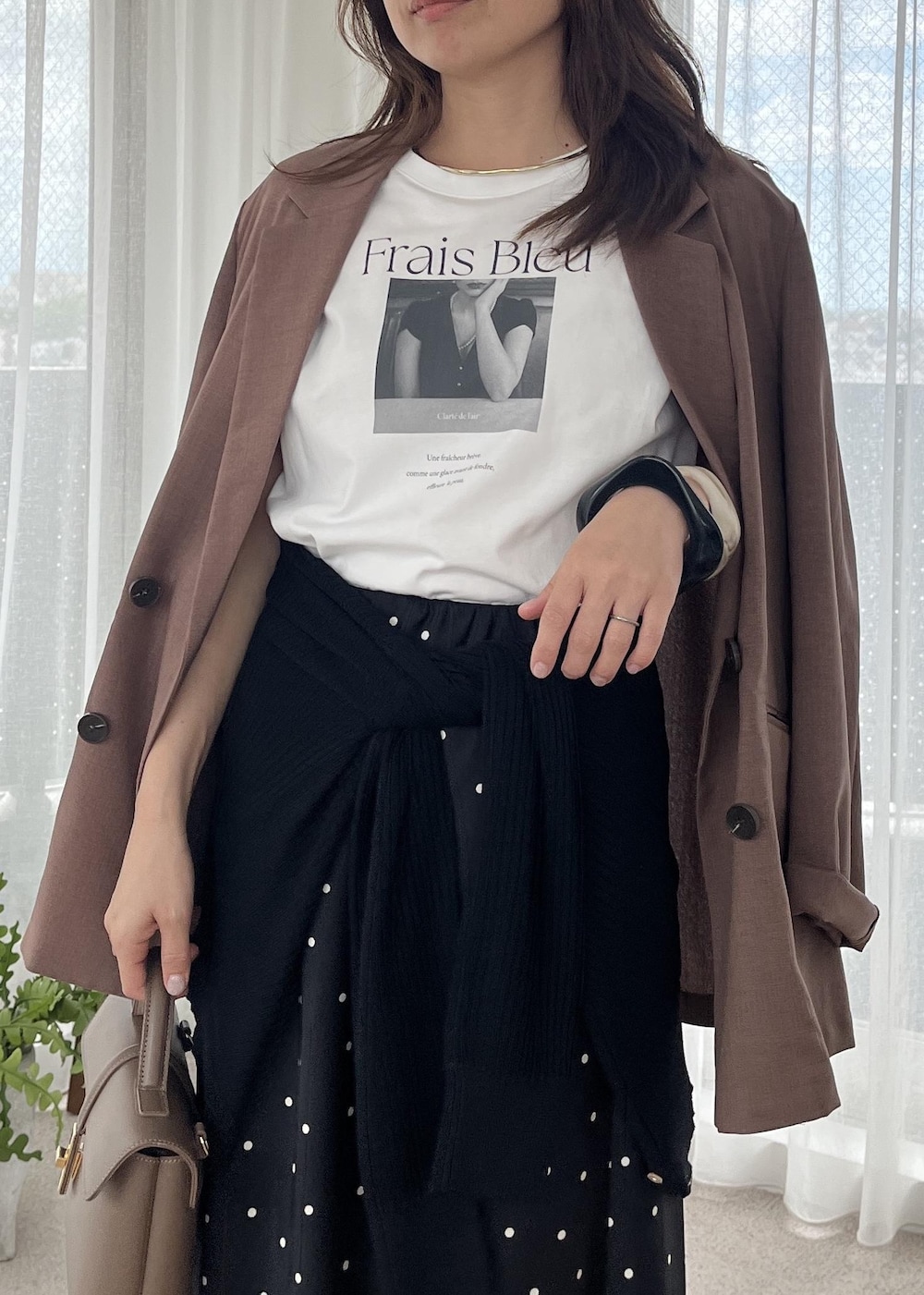 ブラック系のサンダル、ホワイト系のTシャツ/カットソー、ブラック系のカーディガン/ボレロを着用したレディースの夏コーディネートの5枚目の写真
