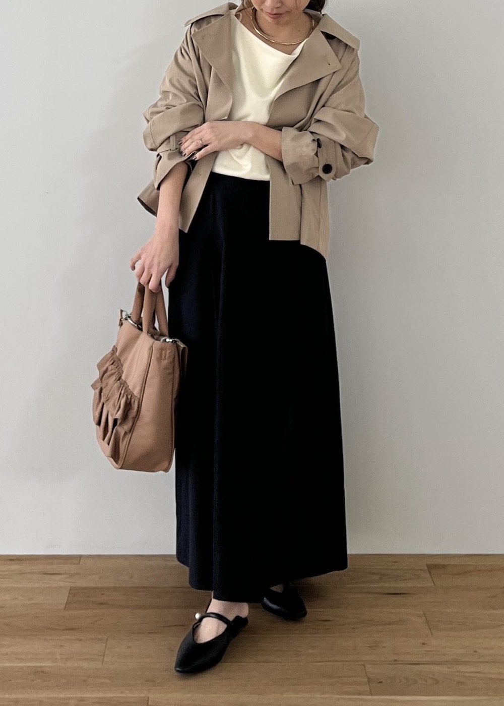 ブラック系のパンプス、ベージュ系のトートバッグ、ベージュ系のトレンチコートを着用したレディースの冬コーディネートの6枚目の写真
