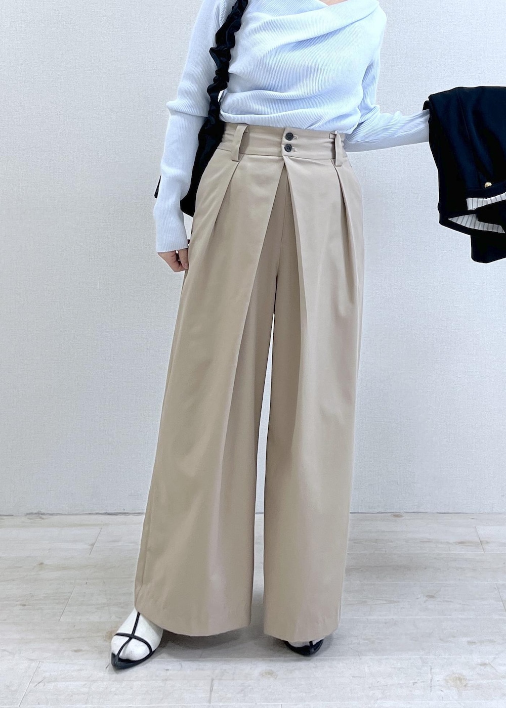 ブルー系のテーラードジャケット、ベージュ系のその他パンツ、ブラック系のショルダーバッグを着用したレディースの冬コーディネートの7枚目の写真