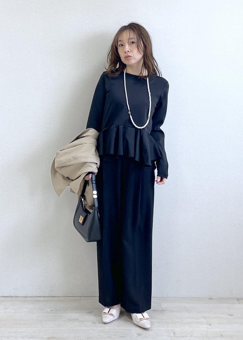 ブラック系のショルダーバッグ、ベージュ系のパンプス、ベージュ系のトレンチコートを着用したレディースの春コーディネートの6枚目の写真