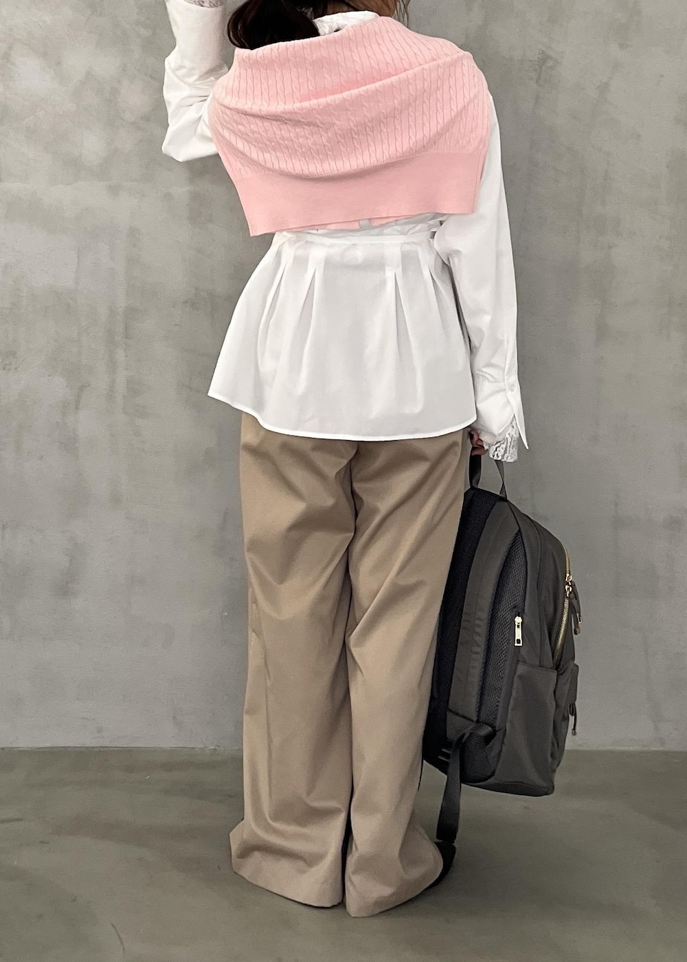 ブラック系のパンプス、ベージュ系のその他パンツ、グレー系のバックパック/リュックを着用したレディースの冬コーディネートの4枚目の写真